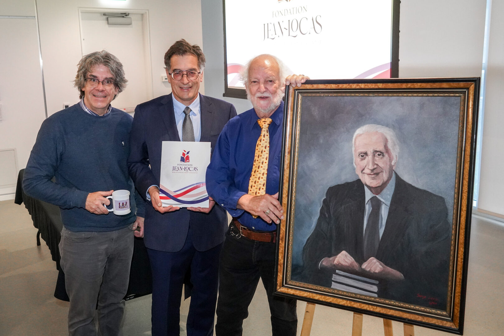 Nelson Archambault, président de la Fondation Jean-Locas, André Barnabé, président d’honneur de la campagne de financement, et Serge Locas, fils de feu Jean Locas, présentant la toile qu’il a fait de son père. Photo François Larivière | Le Courrier ©