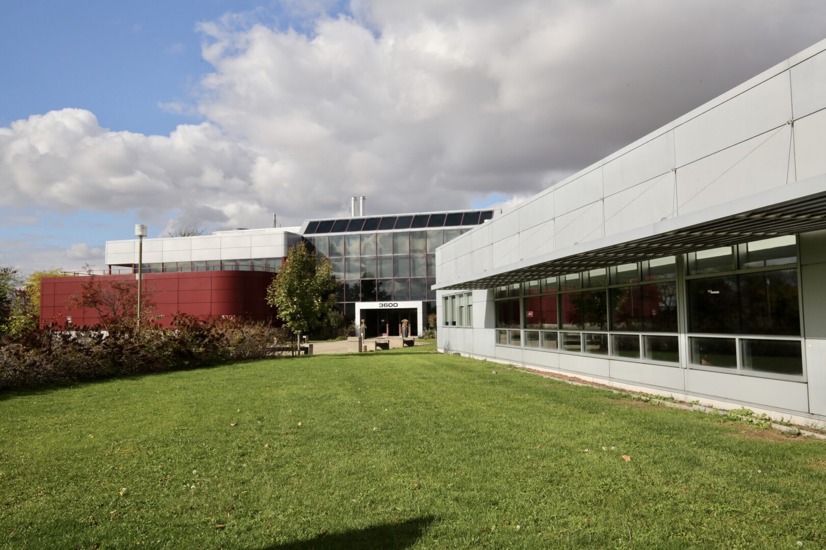 Situé au 3600, boulevard Casavant Ouest, le Centre de recherche et de développement de Saint-Hyacinthe organise des portes ouvertes les 20 et 21 octobre. Photo Robert Gosselin | Le Courrier ©