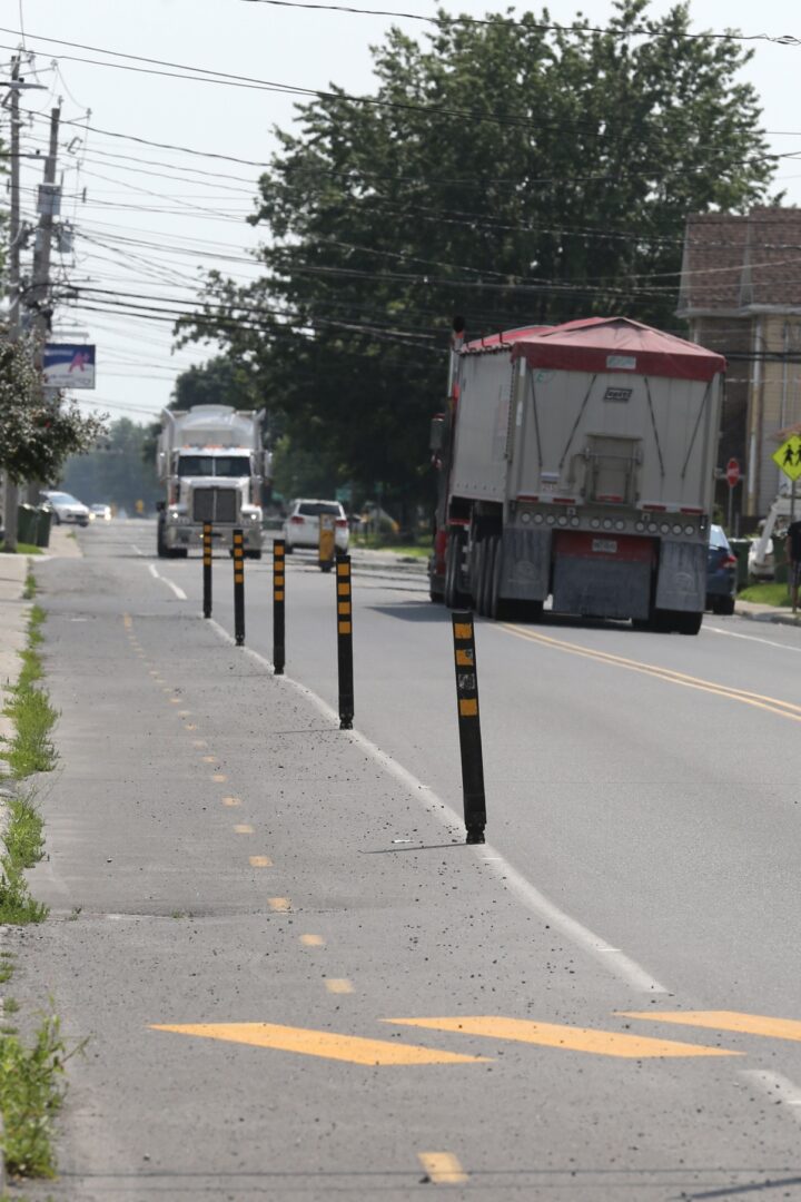 L’interdiction des camions sur une portion de la rue des Seigneurs Est dans le quartier Sainte-Rosalie fait l’objet d’analyses par le ministère des Transports du Québec. Photothèque | Le Courrier ©