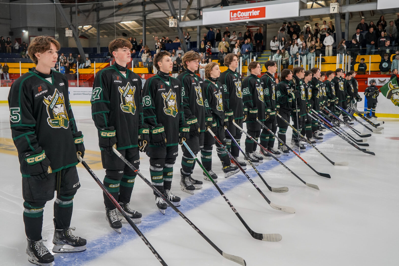 Les joueurs des Gaulois ont savouré leur première victoire de la saison, dimanche, contre l’Intrépide de Gatineau. Photo François Larivière | Le Courrier ©