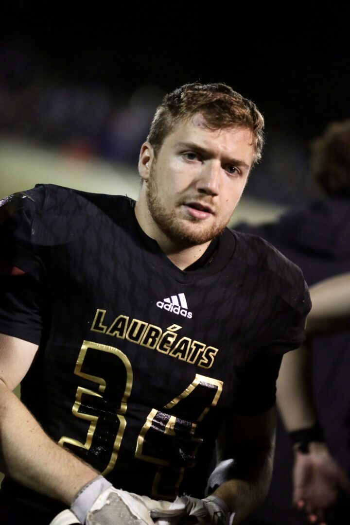 Le porteur de ballon Xavier Roy a inscrit deux touchés dans une victoire de 35 à 7 des Lauréats, samedi, face aux Aigles du Collège Ahuntsic. Photo Robert Gosselin | Le Courrier ©