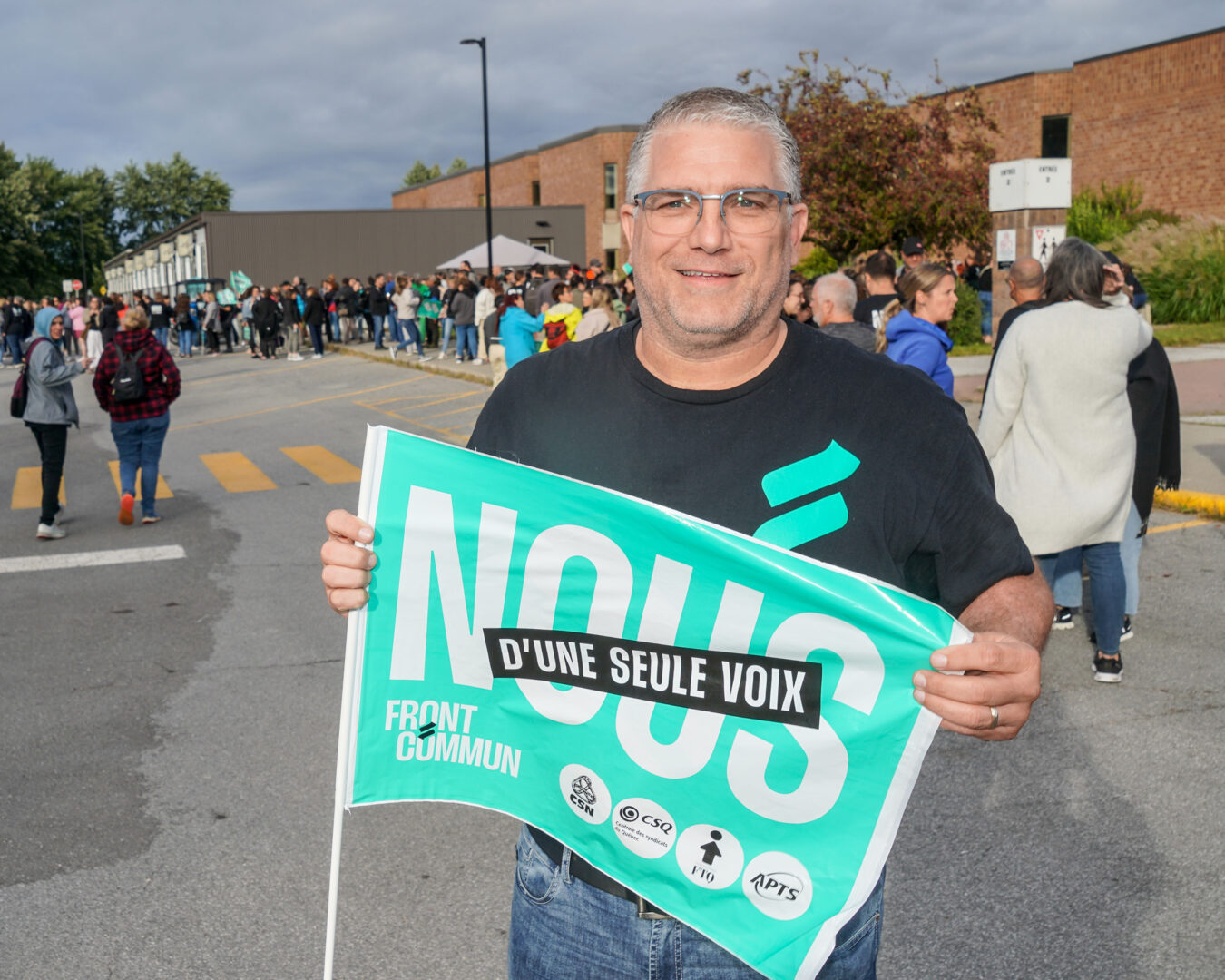 Patrick Théroux, président du Syndicat de l’enseignement Val-Maska, lors d’une manifestation du Front commun à Saint-Hyacinthe le 14 septembre. Photo François Larivière | Le Courrier ©