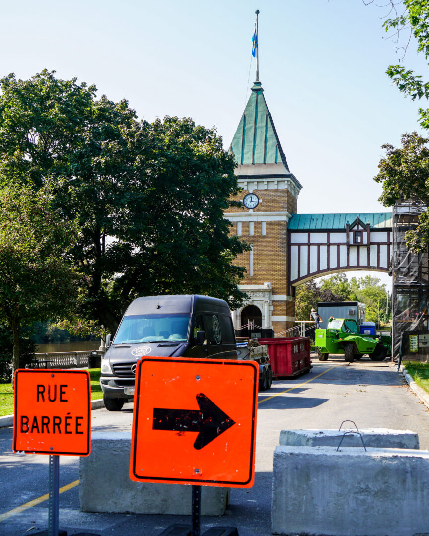 Les travaux de la Porte des anciens maires causent une entrave sur la rue Girouard Ouest jusqu’au 22 décembre. Photo François Larivière | Le Courrier ©