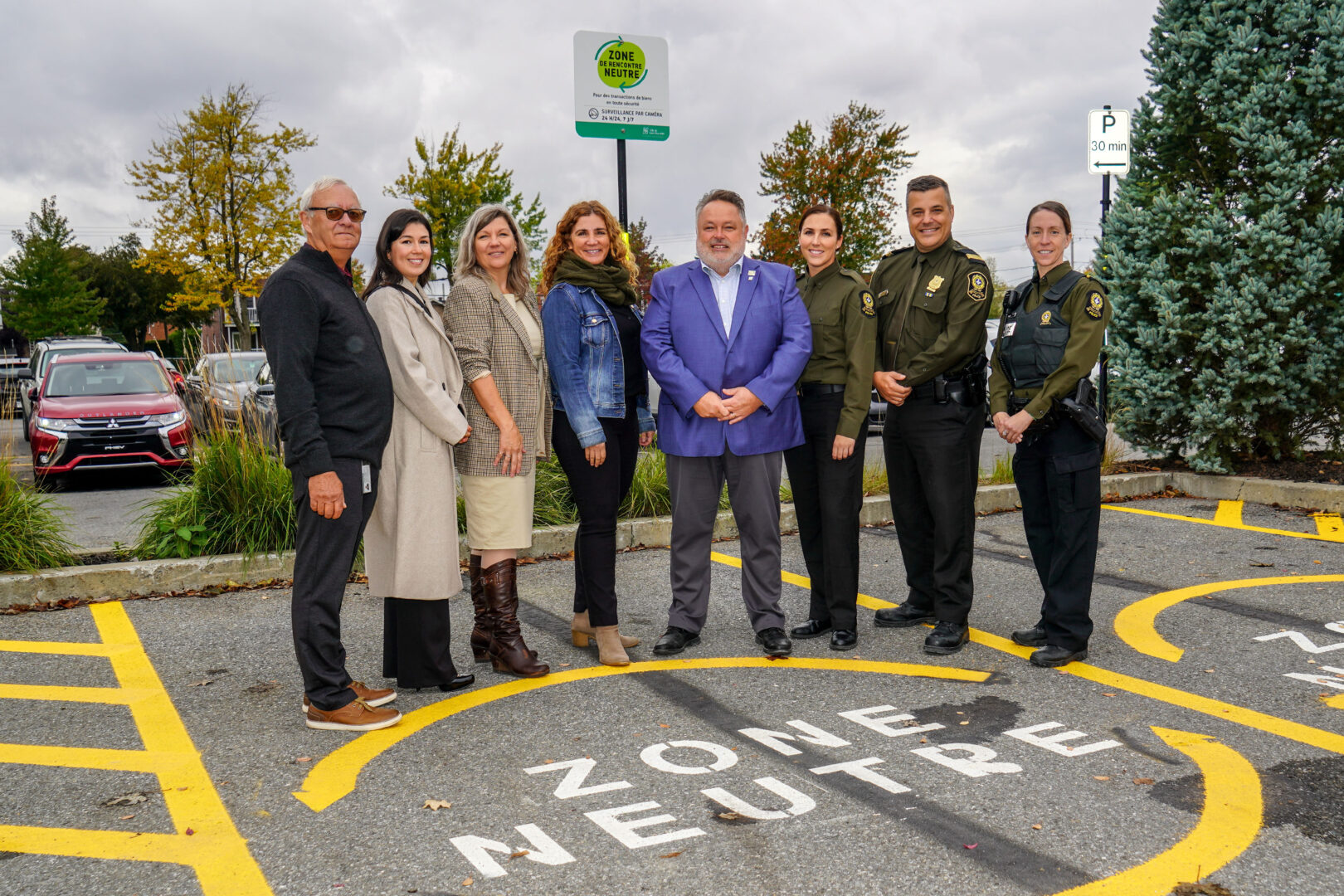 Les représentants de la Ville de Saint-Hyacinthe en compagnie de ceux de la Sûreté du Québec à l’emplacement de la nouvelle zone neutre dans le stationnement du Centre aquatique Desjardins. Photo François Larivière | Le Courrier ©