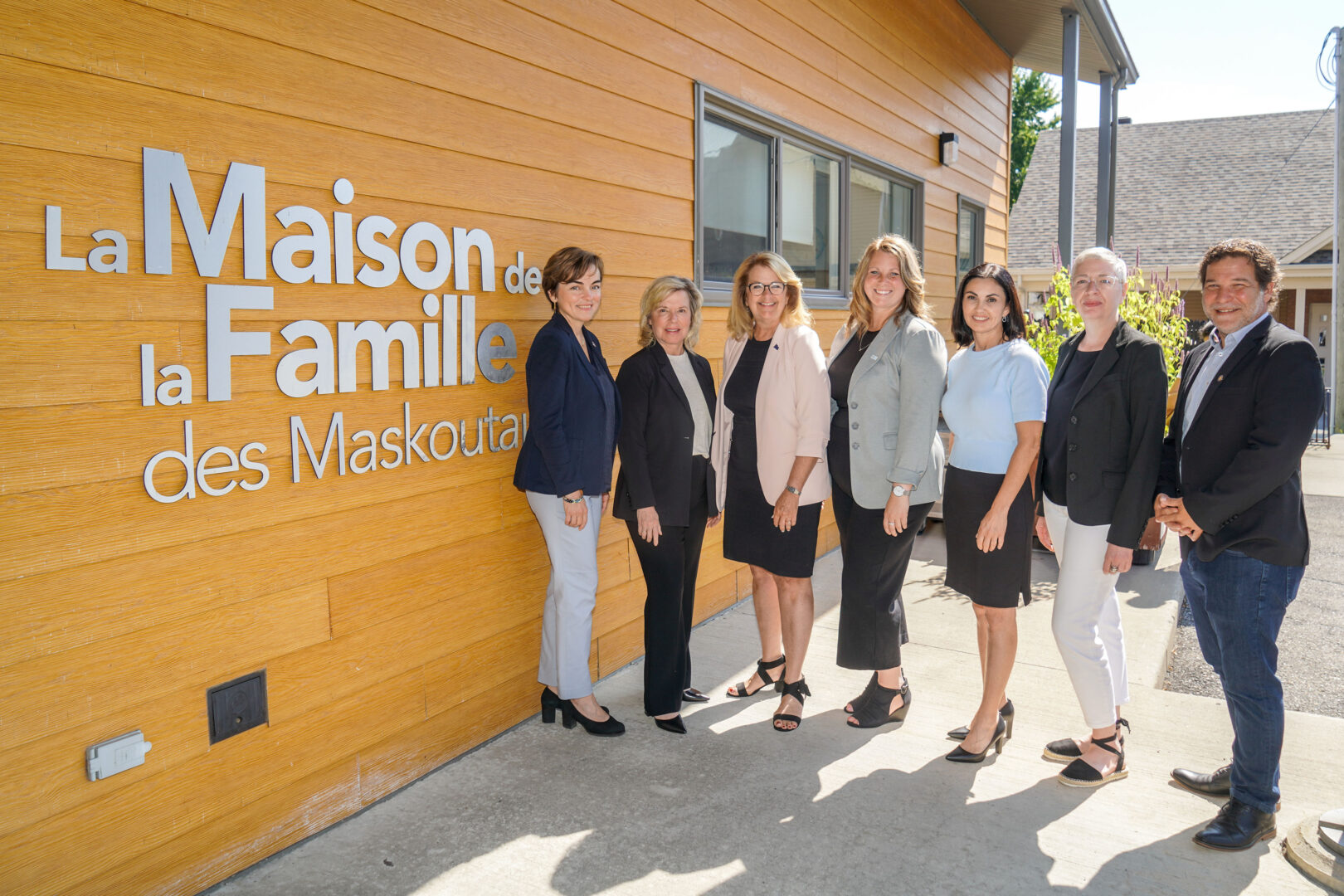 Christine Fréchette, ministre de l’Immigration, de la Francisation et de l’Intégration, Martine Biron, ministre des Relations internationales et de la Francophonie et ministre responsable de la Condition féminine, Suzanne Roy, ministre de la Famille et ministre responsable de la Montérégie, Myriam Martel, directrice générale de Maison de la famille des Maskoutains, Chantal Soucy, députée de Saint-Hyacinthe, Sandrine Tarjon, directrice générale de l’Association des haltes-garderies communautaires du Québec, et Alex Gauthier, directeur général de la Fédération québécoise des organismes communautaires Famille. Photo François Larivière | Le Courrier ©