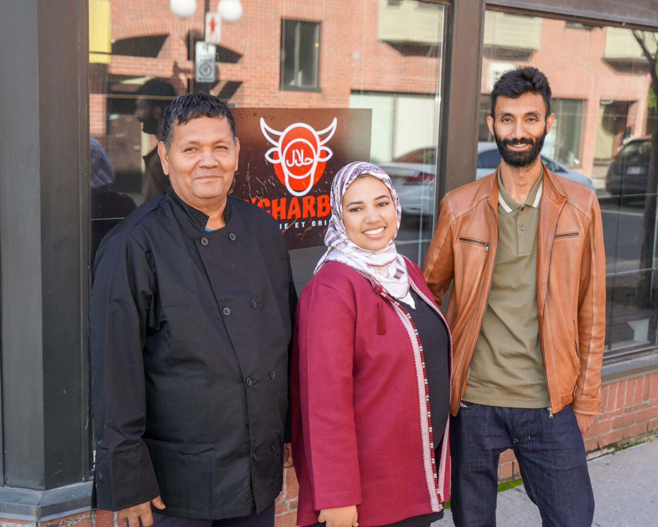 Muhammed Ashraf Hossain, chef cuisinier, Yassmina Marzagui et Istiak Hossain, associés de la boucherie-épicerie-restaurant Ô’Charbon. Photo François Larivière | Le Courrier ©