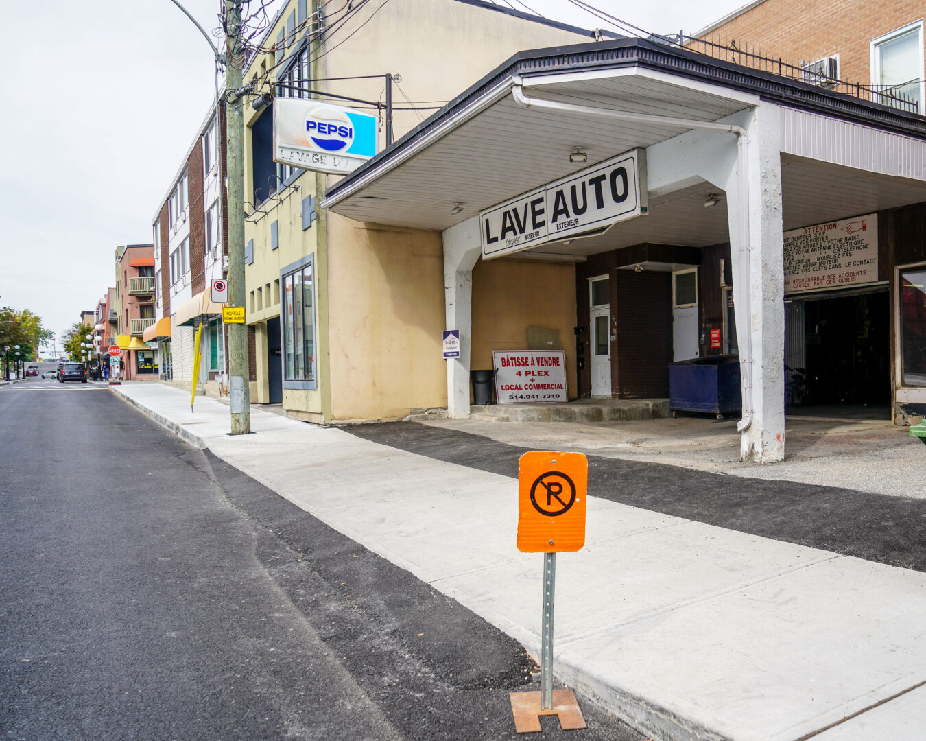 Les clients du Lave-auto Maska ne peuvent plus faire la file le long de l’avenue Sainte-Anne puisque la Ville de Saint-Hyacinthe a élargi le trottoir lors des travaux de réfection des égouts dans ce secteur cet été. Photo François Larivière | Le Courrier ©