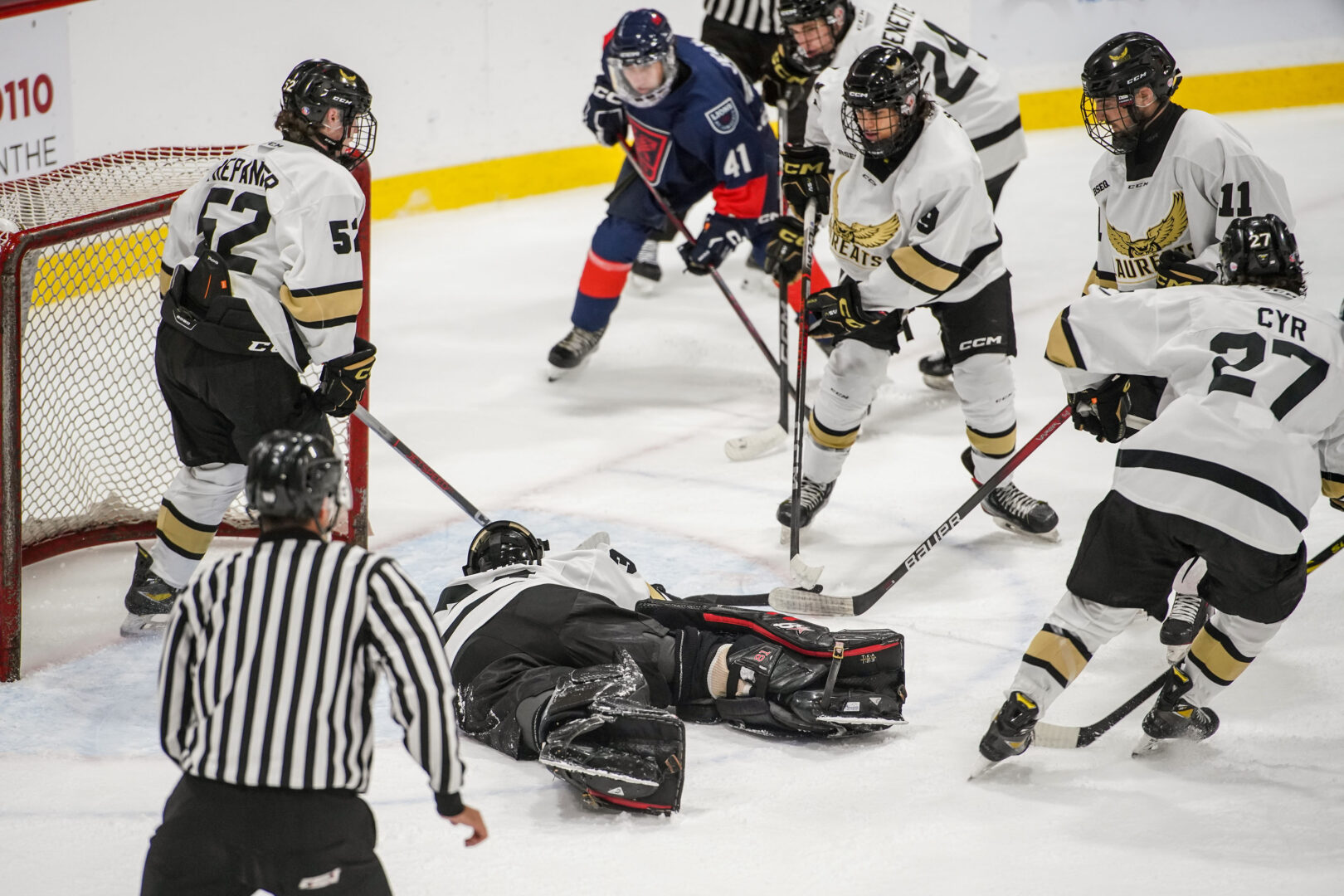 Après une victoire à Sorel vendredi, les Lauréats en ont eu plein les bras contre les Lions du Cégep Champlain St-Lawrence dans une défaite de 5 à 1 le lendemain au Stade L.-P.-Gaucher. Photo François Larivière | Le Courrier ©