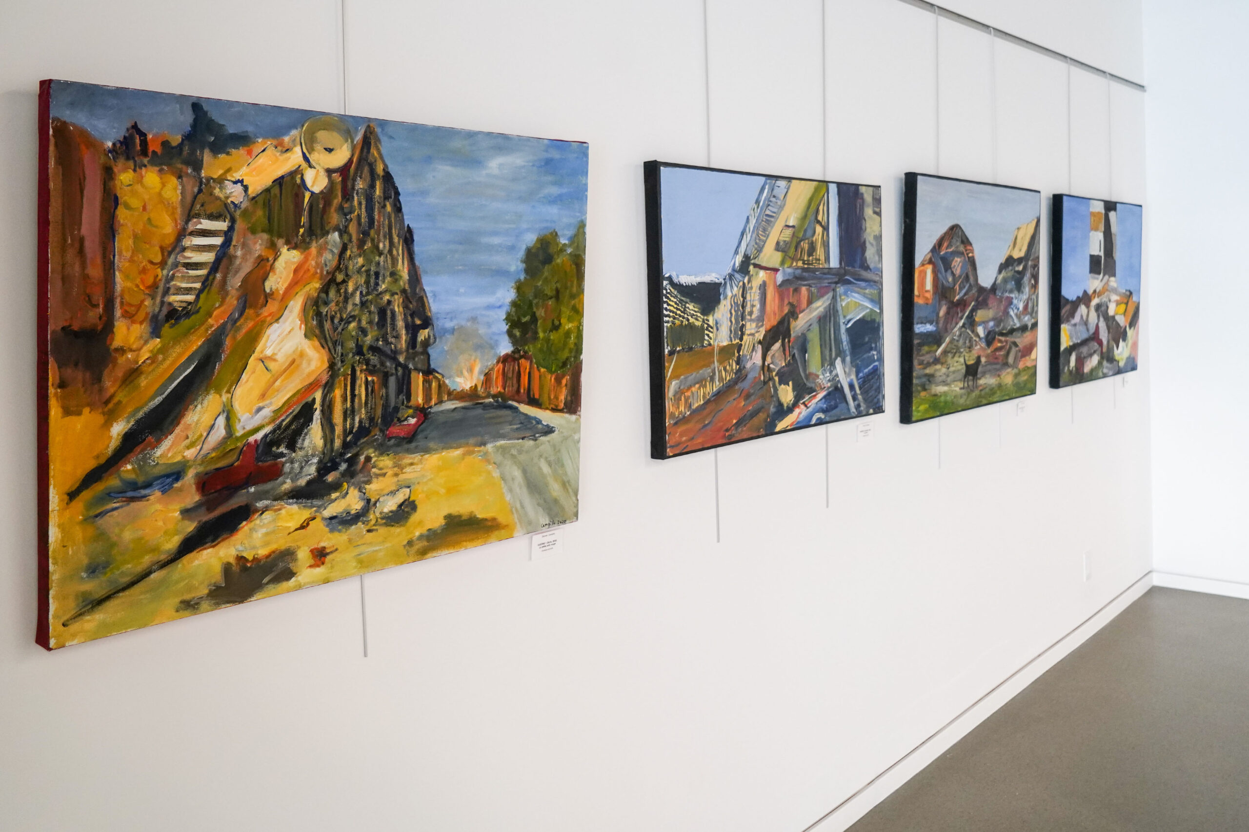 Courants Centre d’artistes présente la 2e édition de son exposition collective Les pôles se rassemblent à la toute nouvelle bibliothèque T.-A.-St-Germain jusqu’au 10 novembre. Sur la photo, on aperçoit les toiles de Denise Campillo. Photo François Larivière | Le Courrier ©