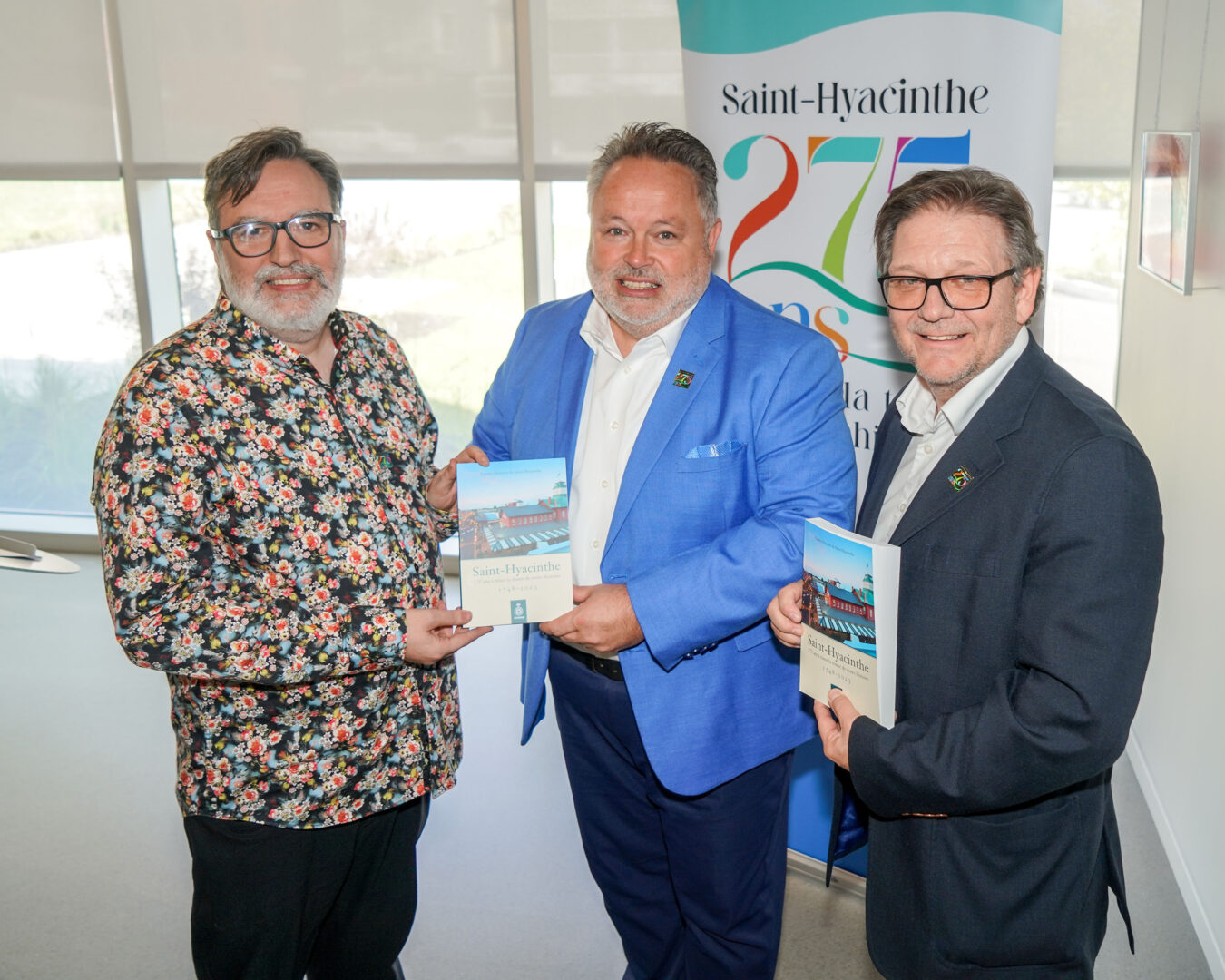 L’historien Martin Ostiguy, le maire de Saint-Hyacinthe, André Beauregard, et le directeur général du Centre d’histoire de Saint-Hyacinthe, Paul Foisy. Photo François Larivière | Le Courrier ©