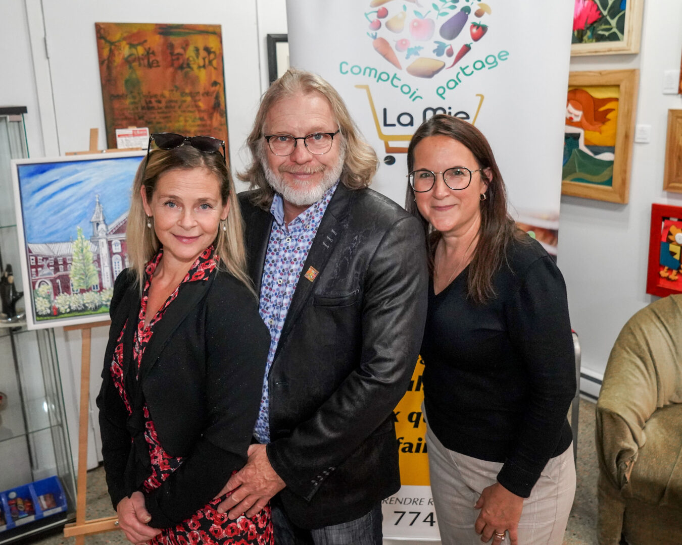 Marie-Josée Normand et Jeannot Caron, présidents d’honneur du souper-bénéfice au profit du Comptoir-Partage La Mie, accompagnés de la directrice générale de l’organisme, Chantal Roy. Photo François Larivière | Le Courrier ©