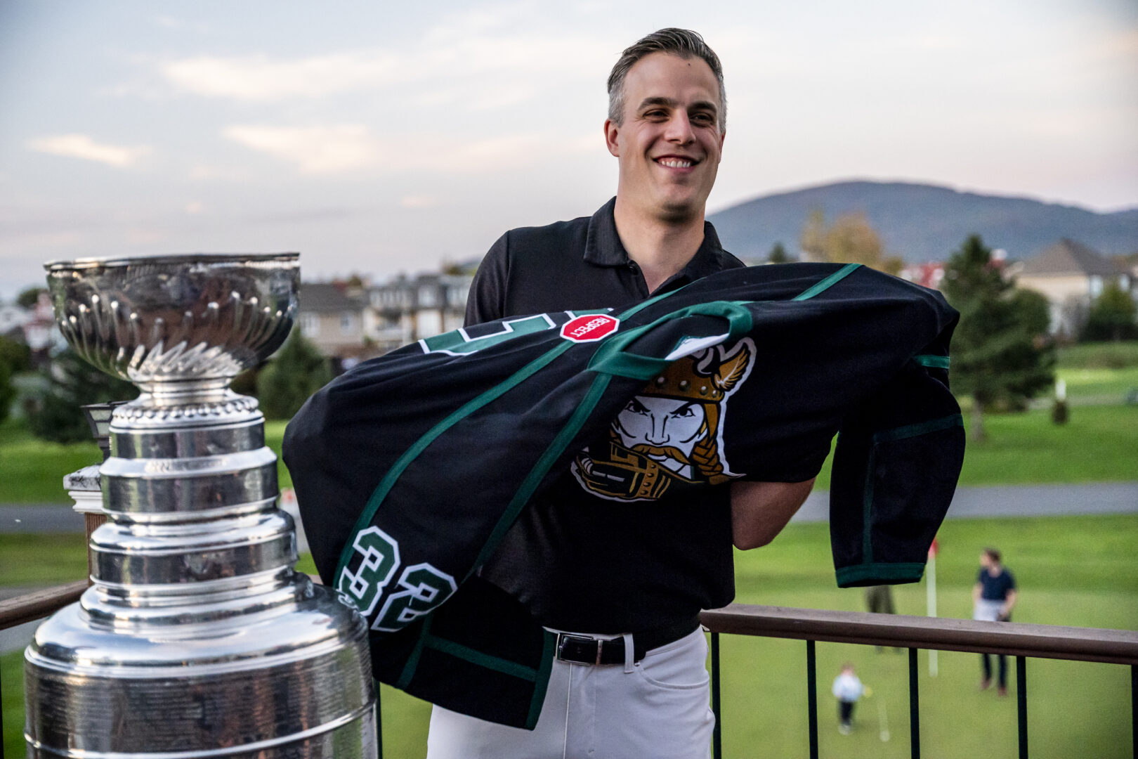 Même s’il n’a pas pu venir à Saint-Hyacinthe avec la Coupe Stanley, Raphael Pouliot a fait un clin d’œil à sa ville natale et à son ancienne équpe en enfilant le chandail des Gaulois de Saint-Hyacinthe. Photo Upstate Hockey - Willian Rondeau