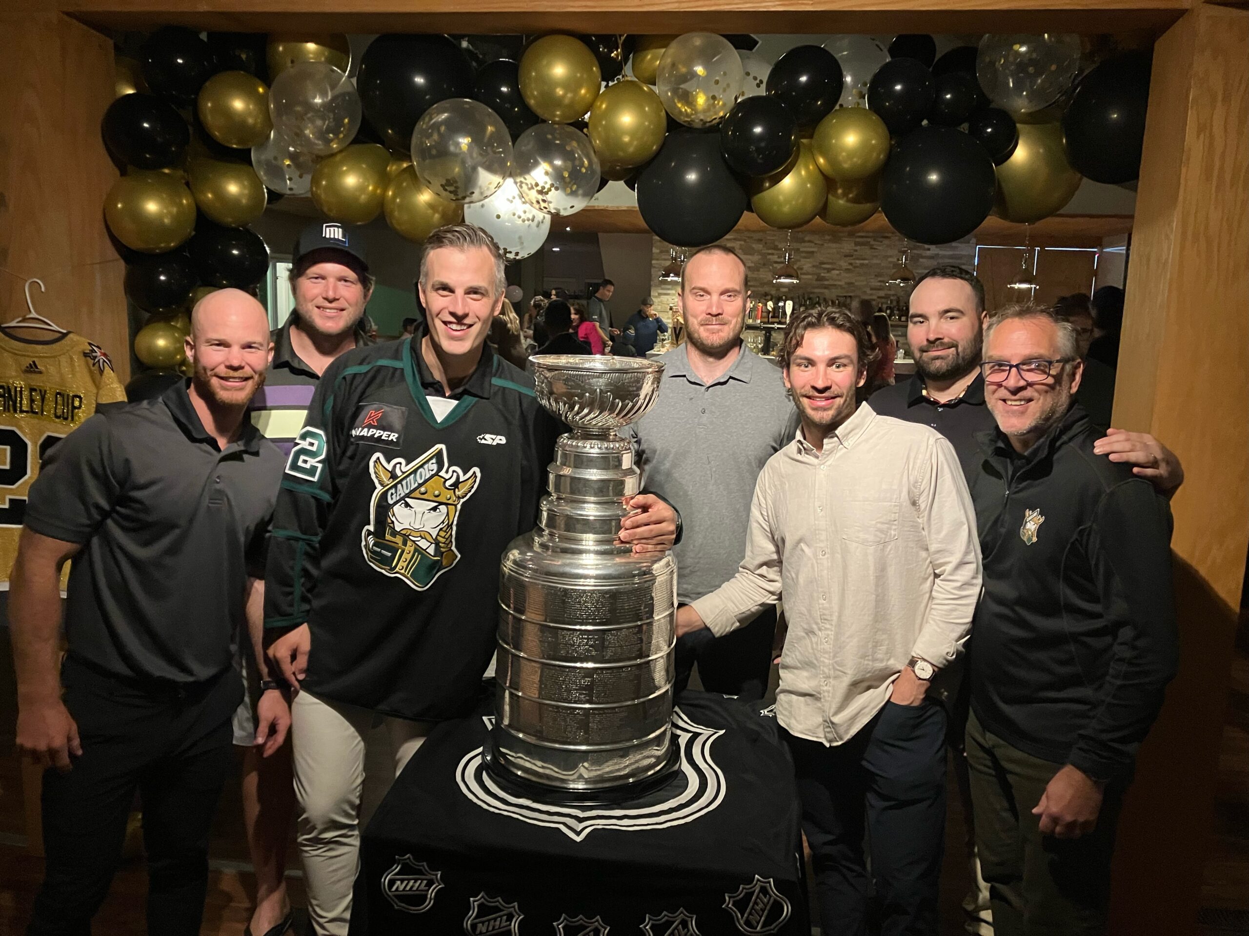 Quelques anciens joueurs des Gaulois ont participé à la fête. Entourant Raphael Pouliot, on trouve Marc-André L’Héreault, Gabriel O’Connor, Kevin Mailhiot, Gabriel Proulx, Marc-André Bourdon et le conseiller pédagogique des Gaulois Simon Desautels. Photo Upstate Hockey - Willian Rondeau