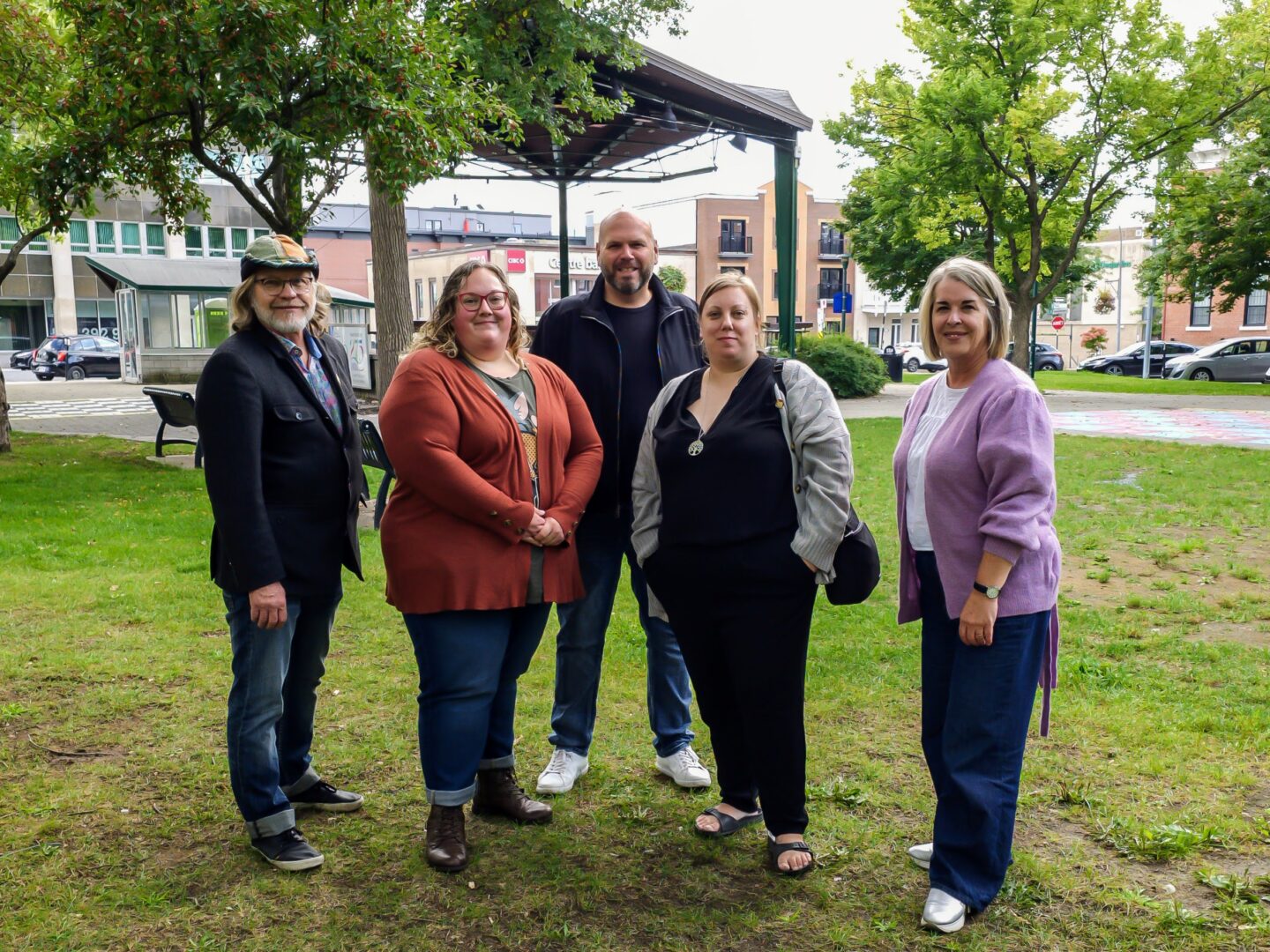 Le comité organisateur de la Nuit des sans-abri de Saint-Hyacinthe convie la population le 20 octobre dès 16 h au parc Casimir-Dessaulles. Sur la photo, Jeannot Caron, citoyen engagé; Laurence Tétreault, de MADH; Simon Proulx, de la CDC des Maskoutains; Josianne Daigle, du CIJM/Coin de rue; et Suzanne Demers, de l’Auberge du Cœur Le Baluchon. Absente de la photo : Isabelle Cossette, du Centre de bénévolat de Saint-Hyacinthe. Photo gracieuseté