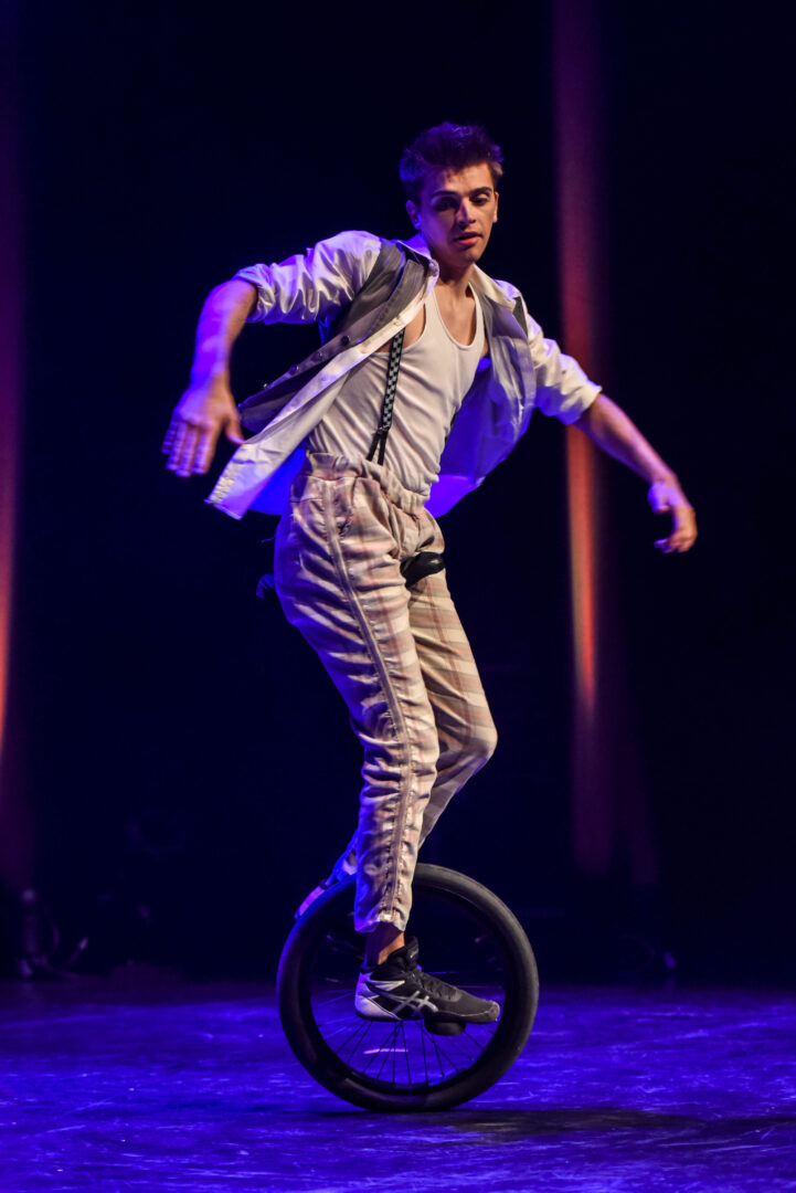 Un artiste du Cirque Éloize. Photo François Larivière | Le Courrier ©