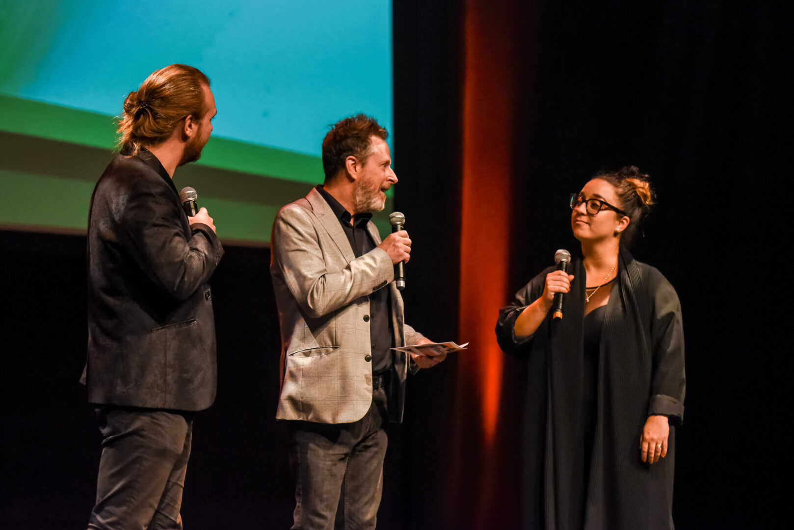 Les comédiens Simon Fréchette-Daoust et Jade Bruneau parlent du théâtre musical La Corriveau avec Jean-Sylvain Bourdelais. Photo François Larivière | Le Courrier ©