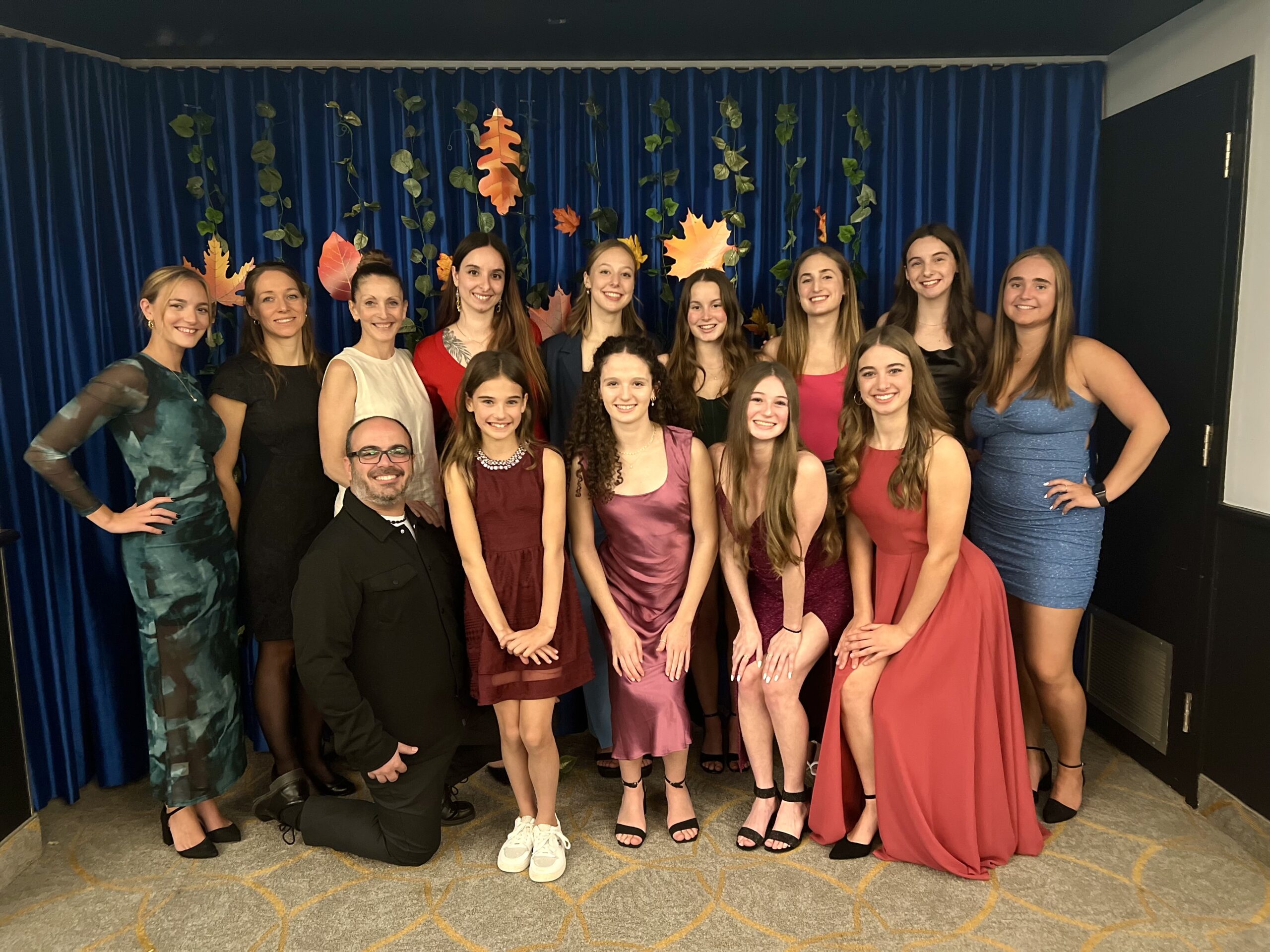 La délégation des Vestales de Saint-Hyacinthe lors du gala de Natation artistique Québec. Photo gracieuseté��