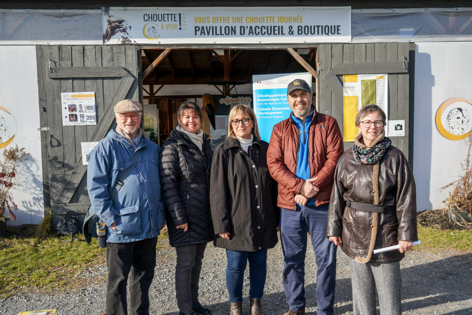 La secrétaire parlementaire de la ministre du Tourisme et ministre responsable de DEC, Annie Koutrakis, (au milieu) lors de sa visite à Chouette à voir! à Saint-Jude. Photo François Larivière | Le Courrier ©