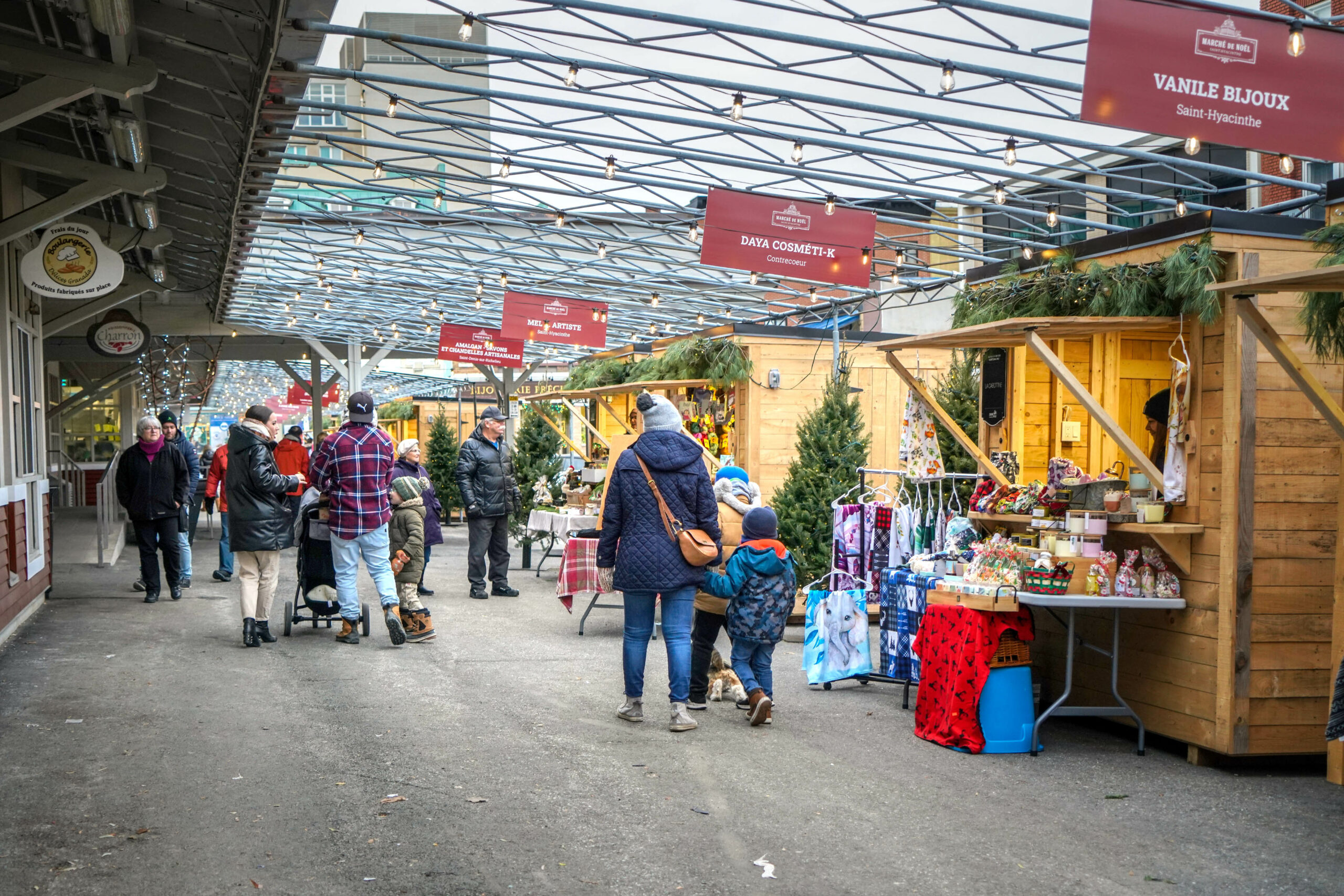 Les visiteurs auront encore plus de temps cette année pour magasiner au Marché de Noël de Saint-Hyacinthe puisque les heures d’ouverture ont été prolongées. Photothèque | Le Courrier ©