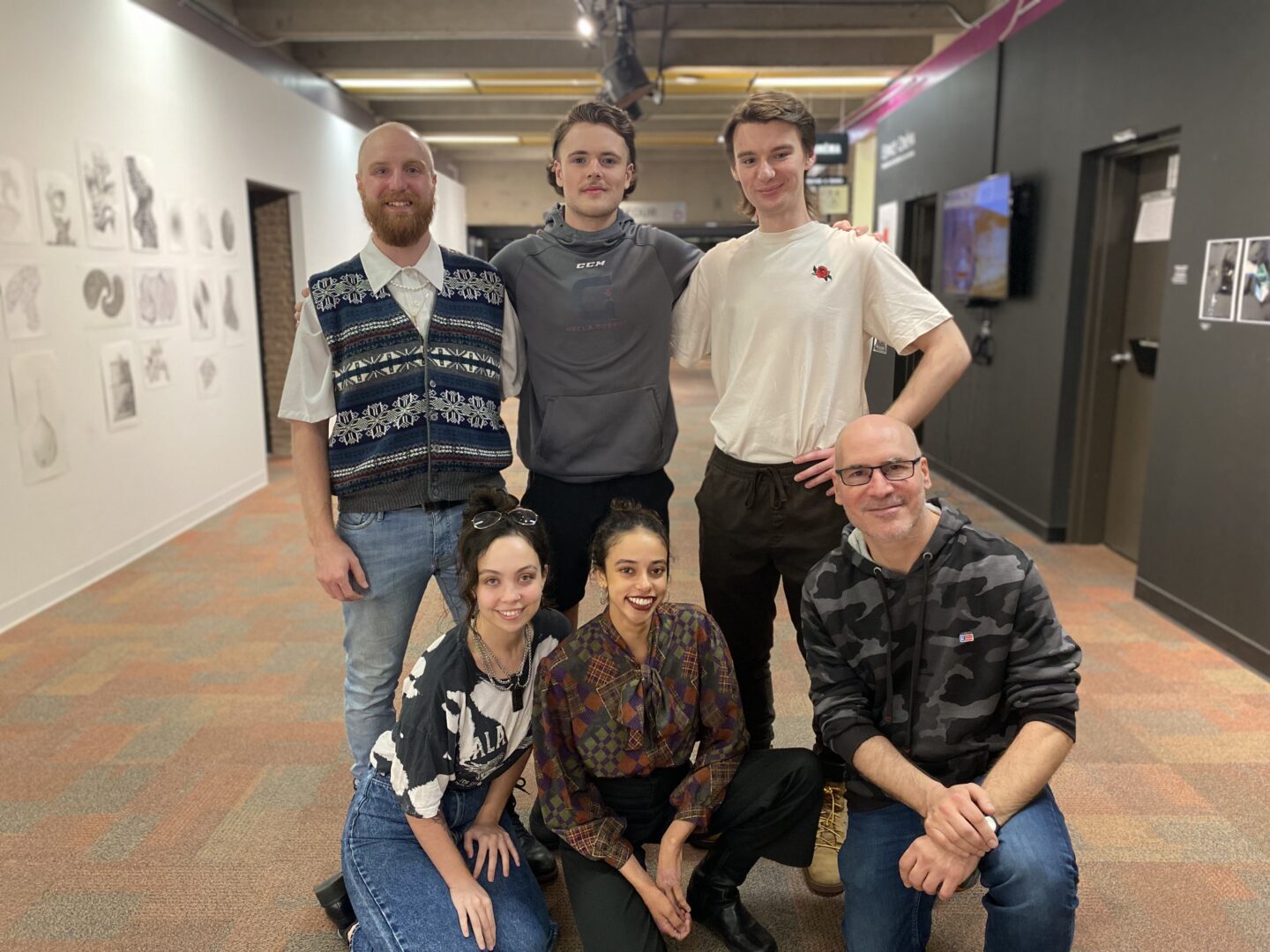 Félix Provencher, William Lagrange, Nicolas Faguy, Coralie Roy et Arielle Mailloux, tous finissants de l’option théâtre du Cégep de Saint-Hyacinthe, et Yvon Bourbonnais, directeur général de Productions Jaune Camion. Photo Josée Galibois