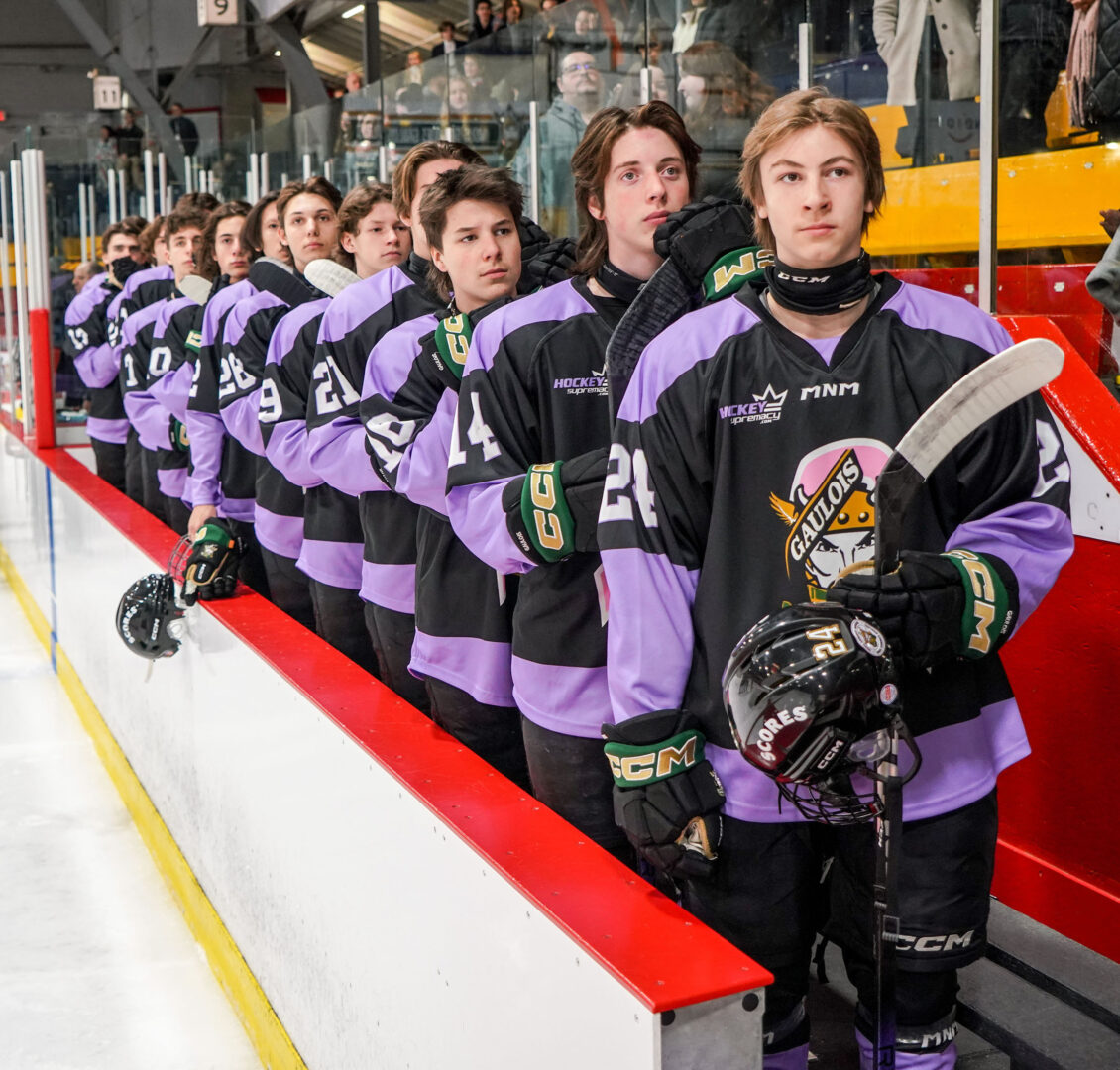 Dans le cadre de leur match contre le cancer, qu’ils ont gagné au compte de 3 à 1, les Gaulois ont amassé un montant 8100 $ pour la cause. Ils portaient un gilet spécial pour l’occasion. Photo François Larivière | Le Courrier ©