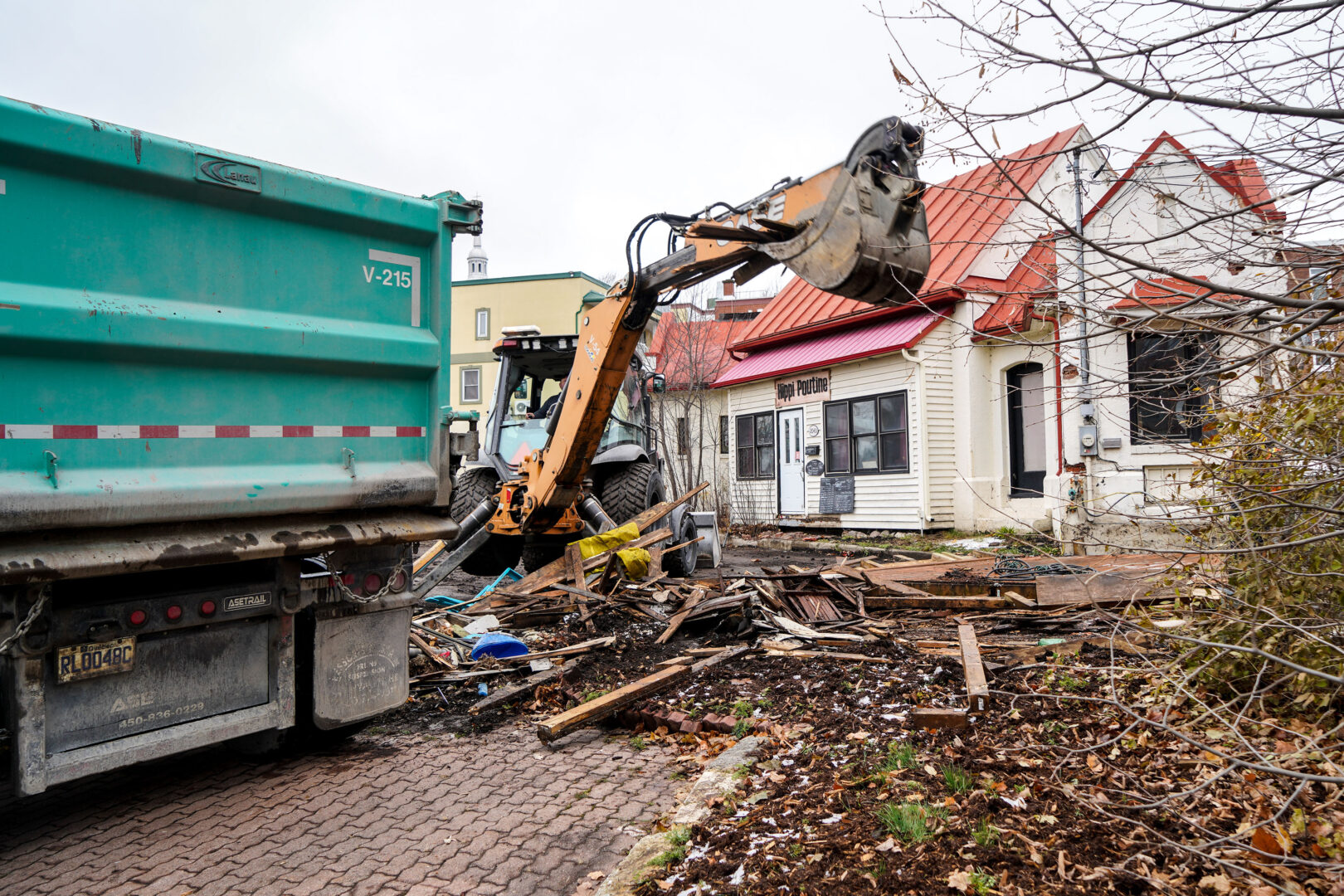 La terrasse entourant le Hippi Poutine a été démolie le 23 novembre. Le bâtiment disparaîtra pour sa part en 2024. Photo François Larivière | Le Courrier ©