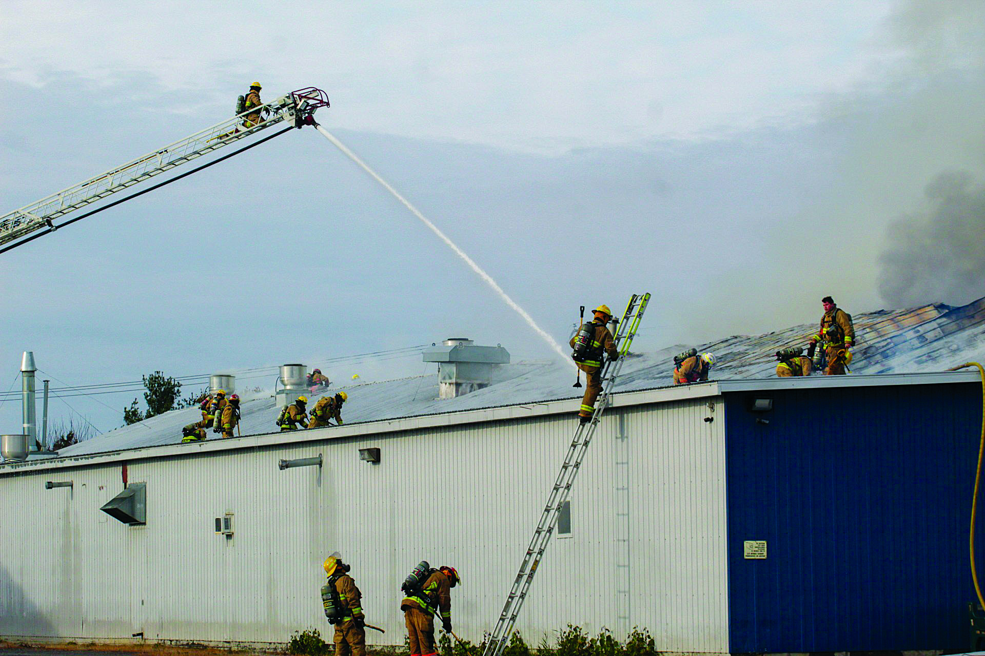 L’incendie s’est rapidement attaqué au toit du bâtiment. Photo Adam Bolestridge | Le Courrier ©