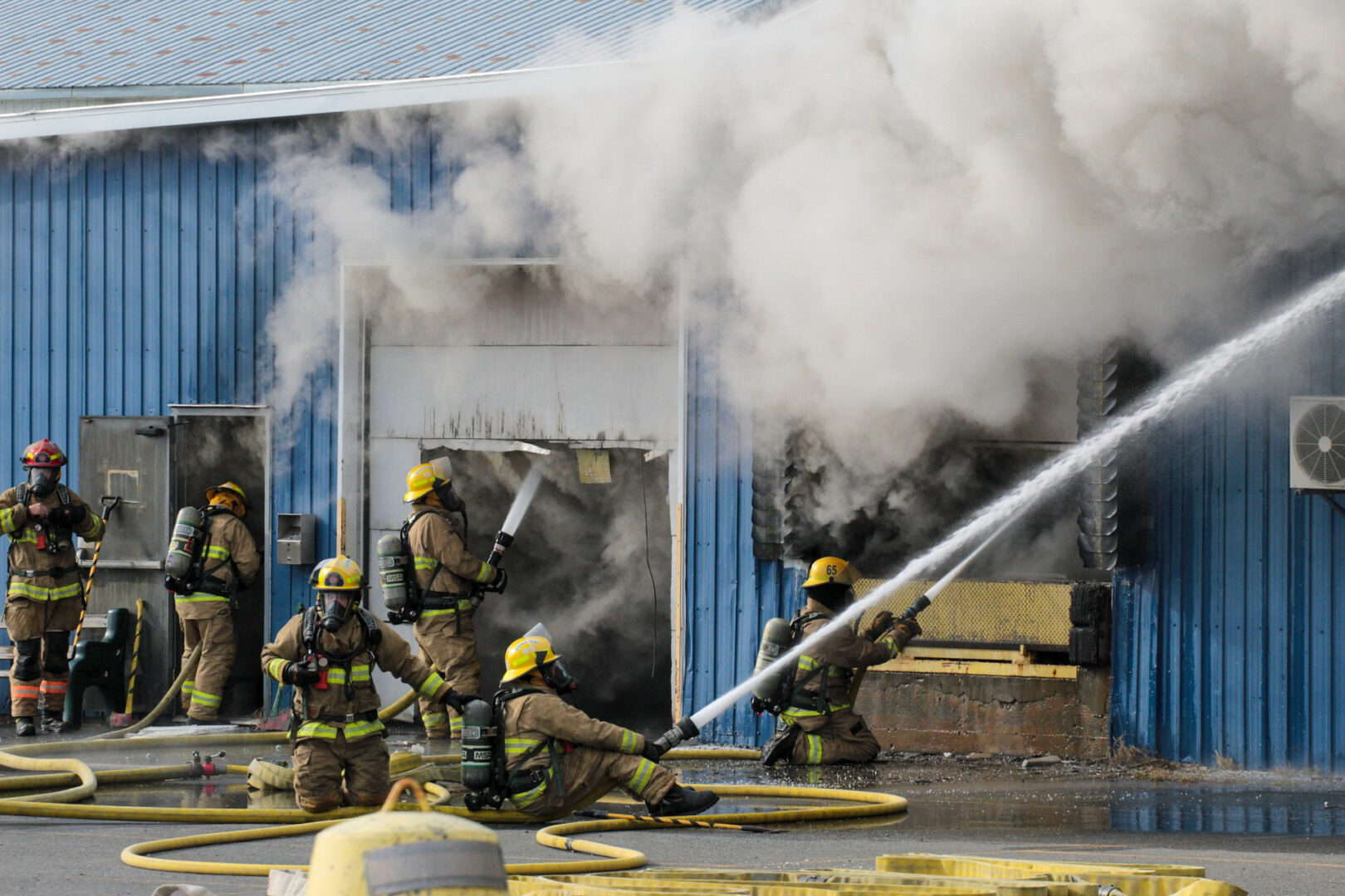 Les efforts ont été concentrés à l’extérieur pour éteindre l’incendie qui faisait rage à l’une des deux usines de Quéfer à Saint-Pie, le lundi 6 novembre.Photo Adam Bolestridge | Le Courrier ©