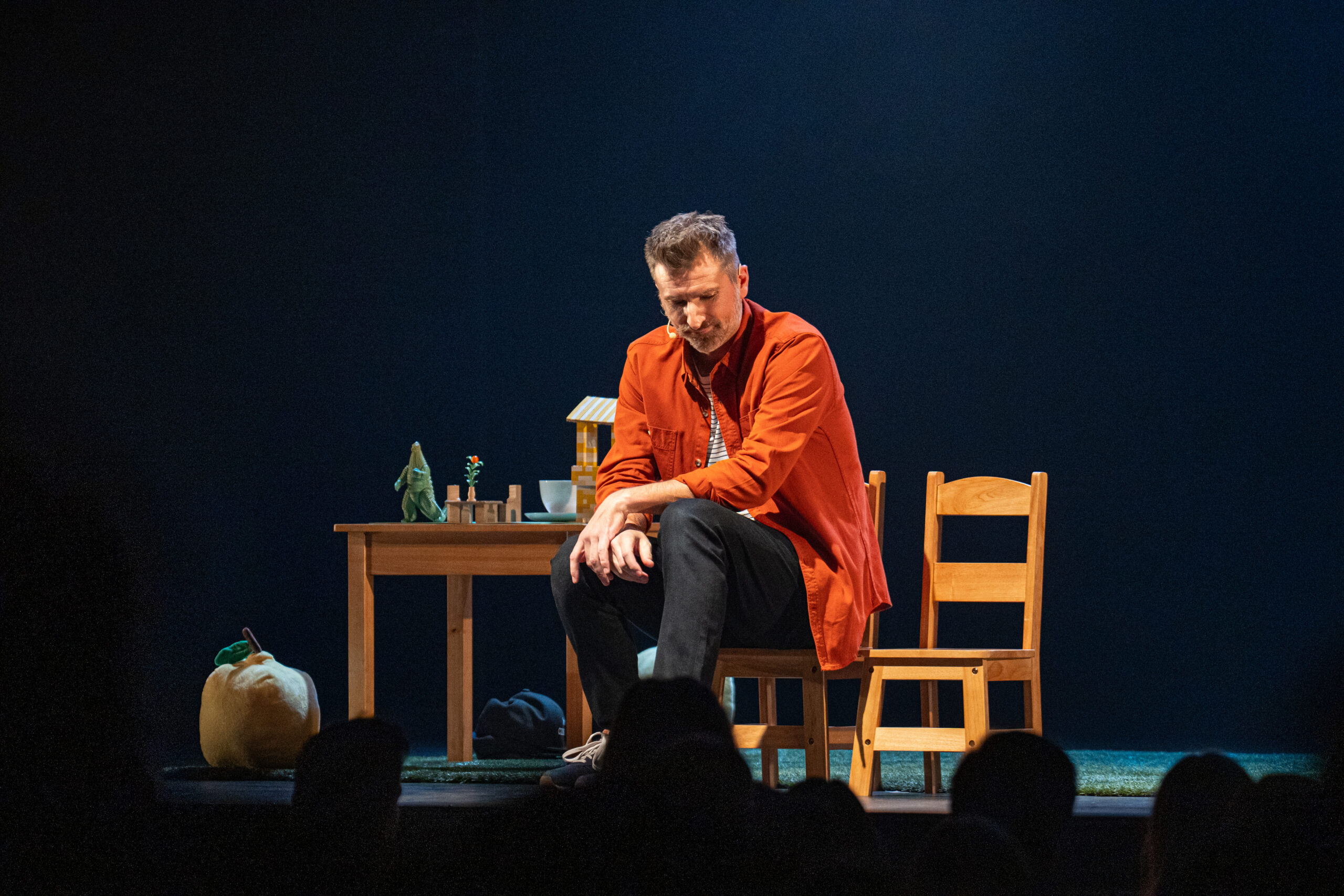 « J’ai plus de plaisir à être sur scène quand je suis moins dans mon personnage maintenant », affirme Jean-Thomas Jobin en parlant de son nouveau spectacle, Dix stricts trente thés un. Photo Michel Grenier