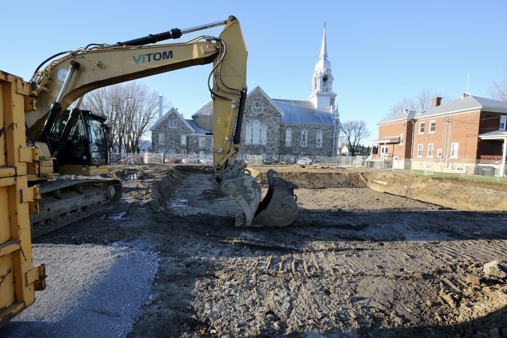 Les travaux de construction du CPE à Sainte-Hélène-de-Bagot sont sur pause à la suite de la découverte de sépultures sur le site. Photo Robert Gosselin | Le Courrier ©