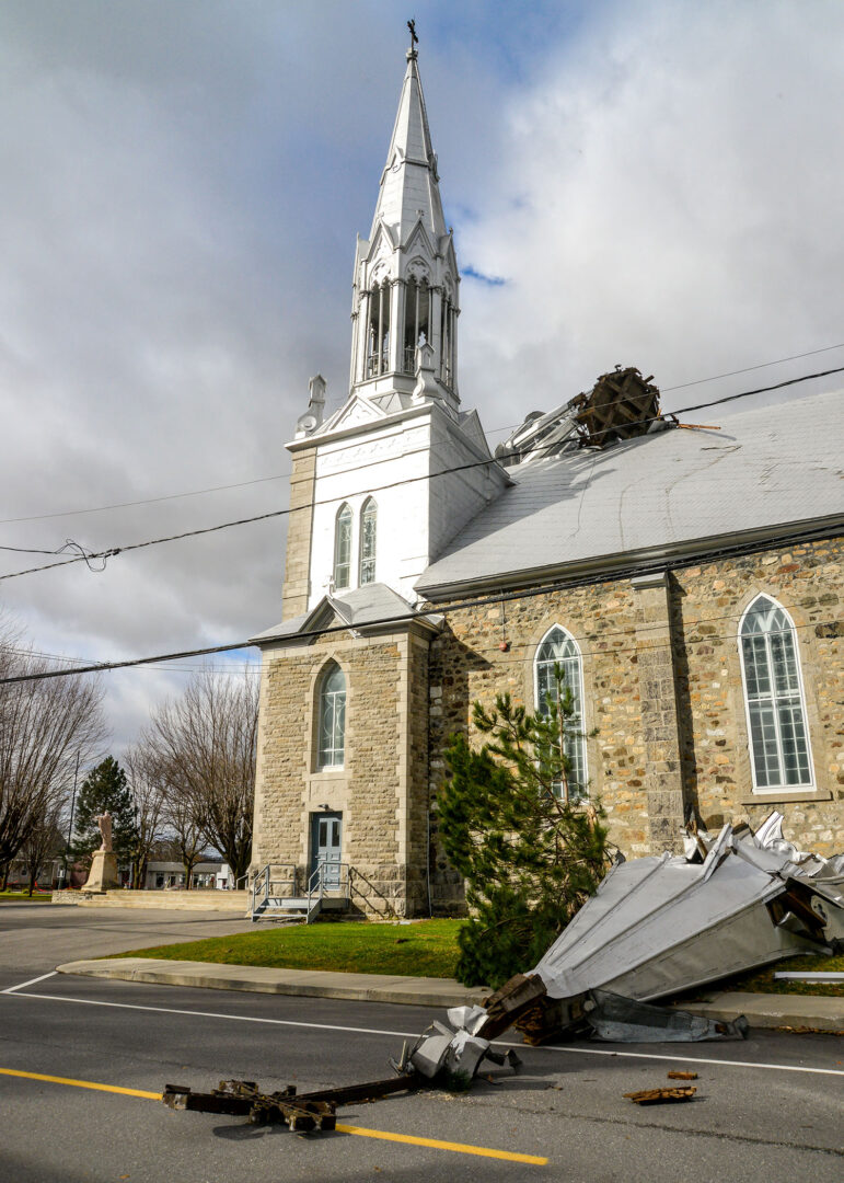 L’église de Saint-Pie avait perdu un de ses clochers le 1er novembre 2019 lors de forts vents. Photothèque | Le Courrier ©