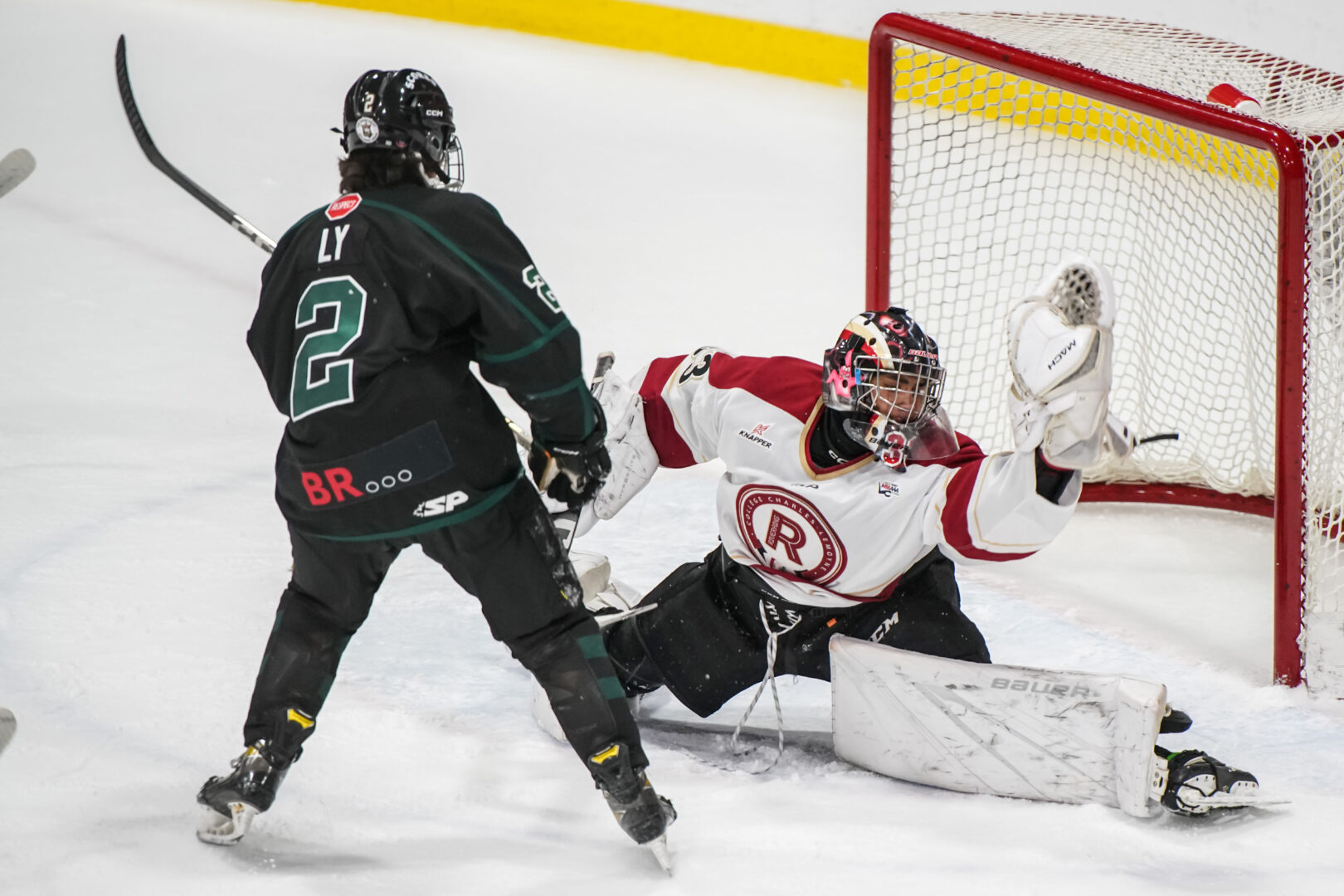 Les Gaulois ont signé une victoire de 4 à 0 sur la patinoire des Riverains vendredi, mais ils se sont fait remettre la monnaie de leur pièce deux jours plus tard à Saint-Hyacinthe face à cette même équipe. Photo François Larivière | Le Courrier ©