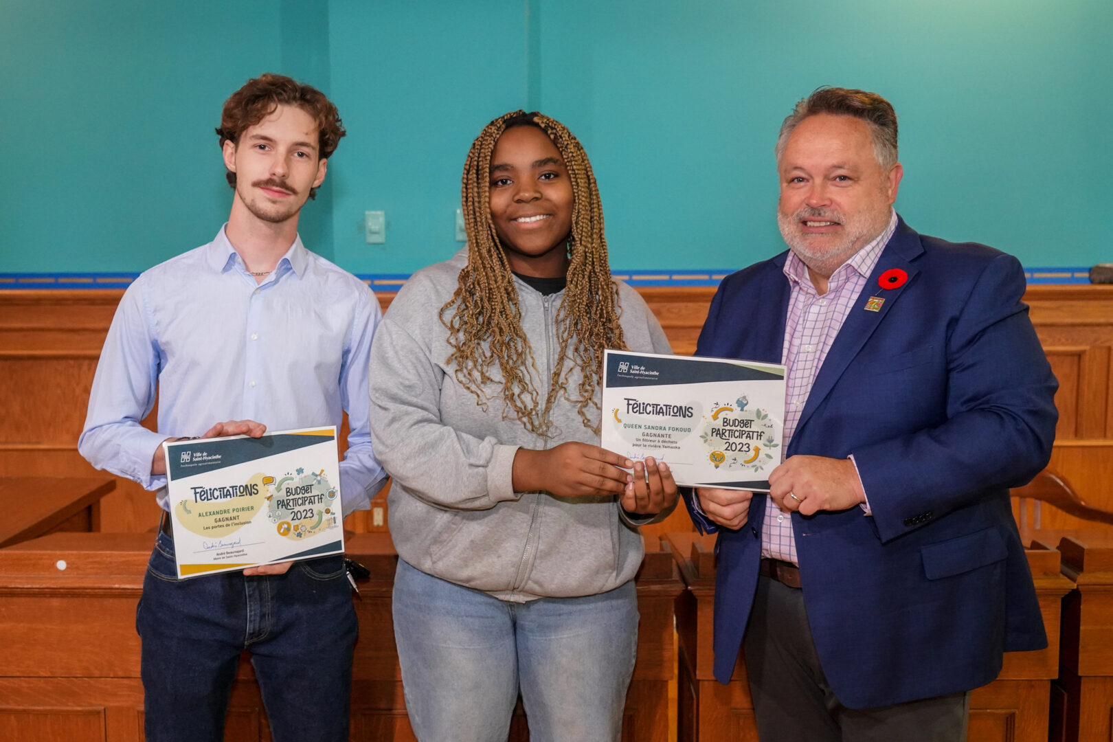 Les gagnants du budget participatif 2023, Alexandre Poirier et Queen Sandra Fokouo, en compagnie du maire de Saint-Hyacinthe, André Beauregard. Photo François Larivière | Le Courrier ©