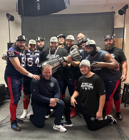 Luc Brodeur-Jourdain (à l’avant, à gauche) en pleine célébration avec quelques joueurs des Alouettes après la conquête de la Coupe Grey. Photo gracieuseté