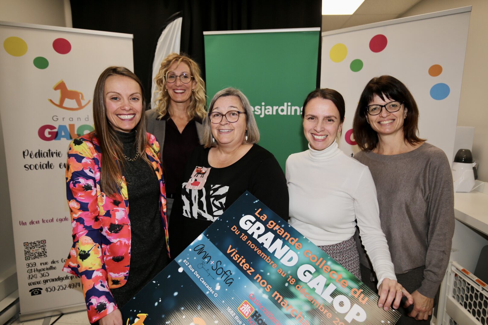 Caroline Bernard, directrice administrative du Centre de pédiatrie sociale Grand Galop, Fanie-Claude Brien, présidente du conseil d’administration de la Caisse Desjardins de la Région de Saint-Hyacinthe, Chantal Pelletier, présidente du conseil d’administration de l’organisme, Christiane Di Lalla-Besner et Caroline Pedneault, respectivement directrice clinique et pédiatre à Grand Galop. Photo Robert Gosselin | Le Courrier ©