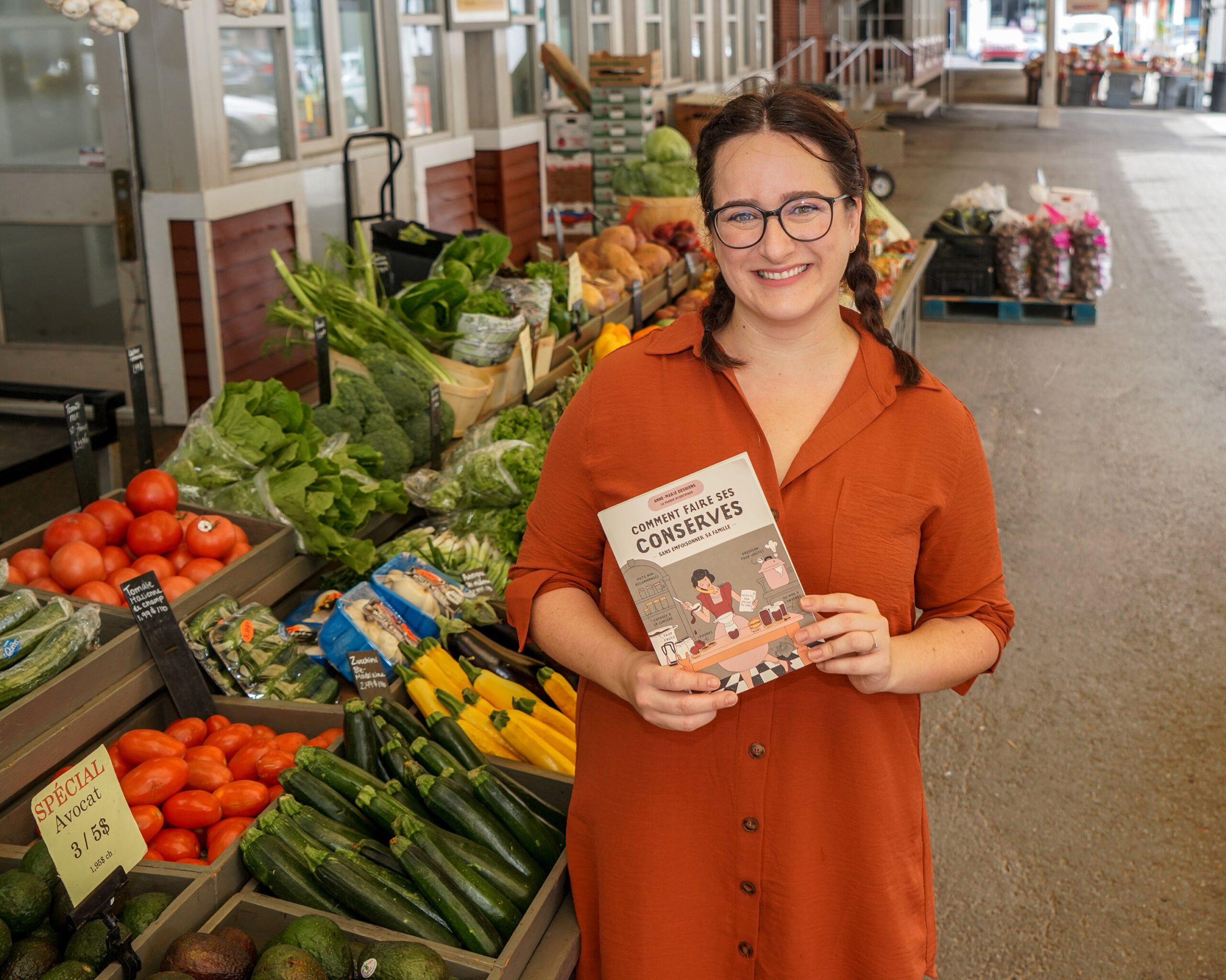 La Maskoutaine Anne-Marie Desbiens, aussi connue comme la Foodie scientifique, a lancé cet automne le livre Comment faire ses conserves sans empoisonner sa famille. Photo François Larivière | Le Courrier ©