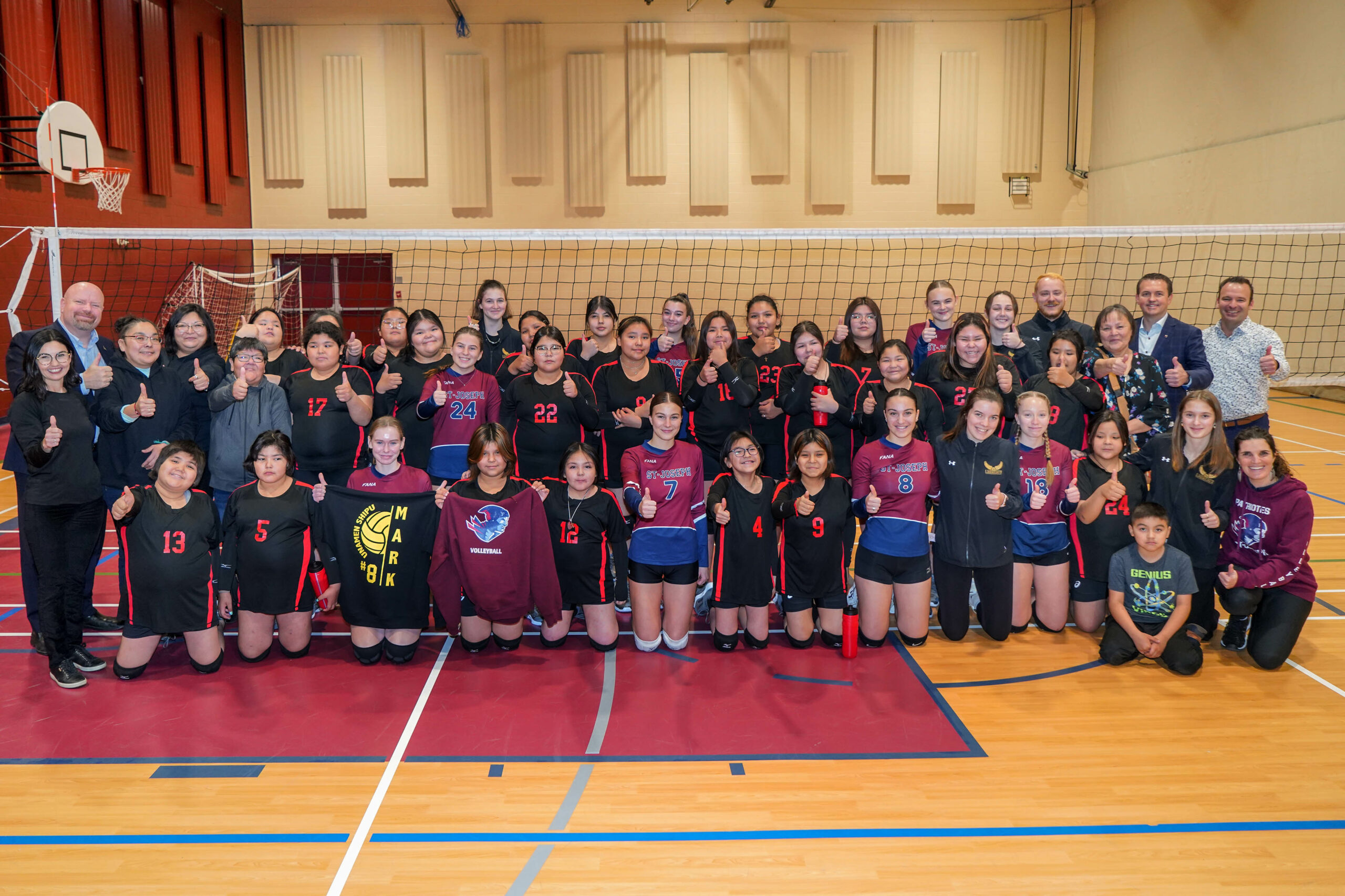 Un tournoi amical de volleyball a été organisé le 17 novembre entre les Patriotes de l’École secondaire Saint-Joseph et des joueuses d’Unamen Shipu. Photo François Larivière | Le Courrier ©