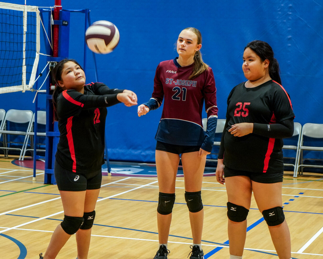 Les joueuses d’Unamen Shipu et des Patriotes se sont entraînées ensemble avant de s’affronter dans un tournoi amical. Photo François Larivière | Le Courrier ©