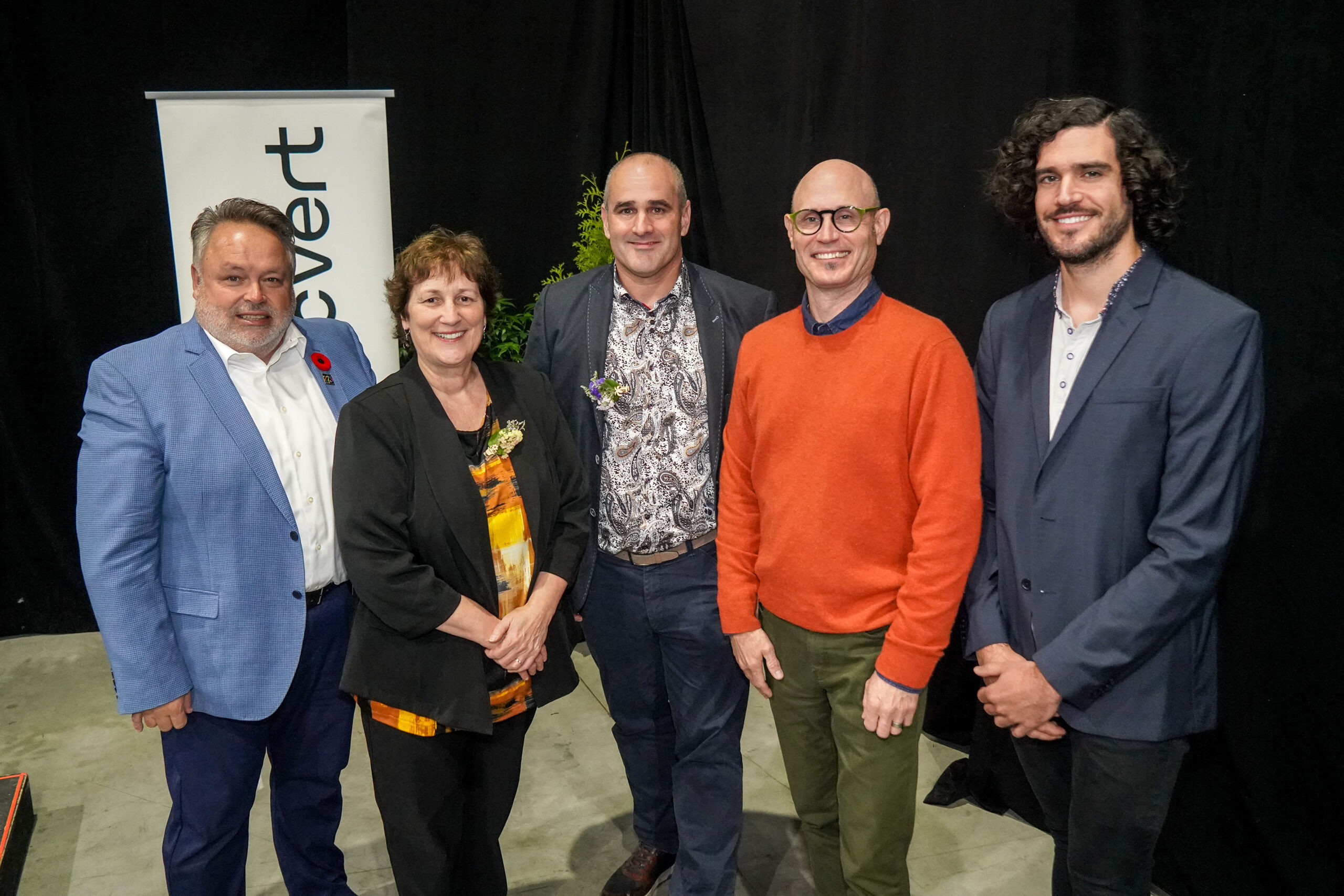 Le maire de Saint-Hyacinthe, André Beauregard, la directrice générale de Québec Vert, Luce Daigneault, le président de Québec Vert, Philippe Caissy, l’horticulteur, biologiste et auteur Albert Mondor et le chercheur à l’Institut national de recherche scientifique et à la Fondation Suzuki Maxime Fortin Faubert. Photo François Larivière | Le Courrier ©