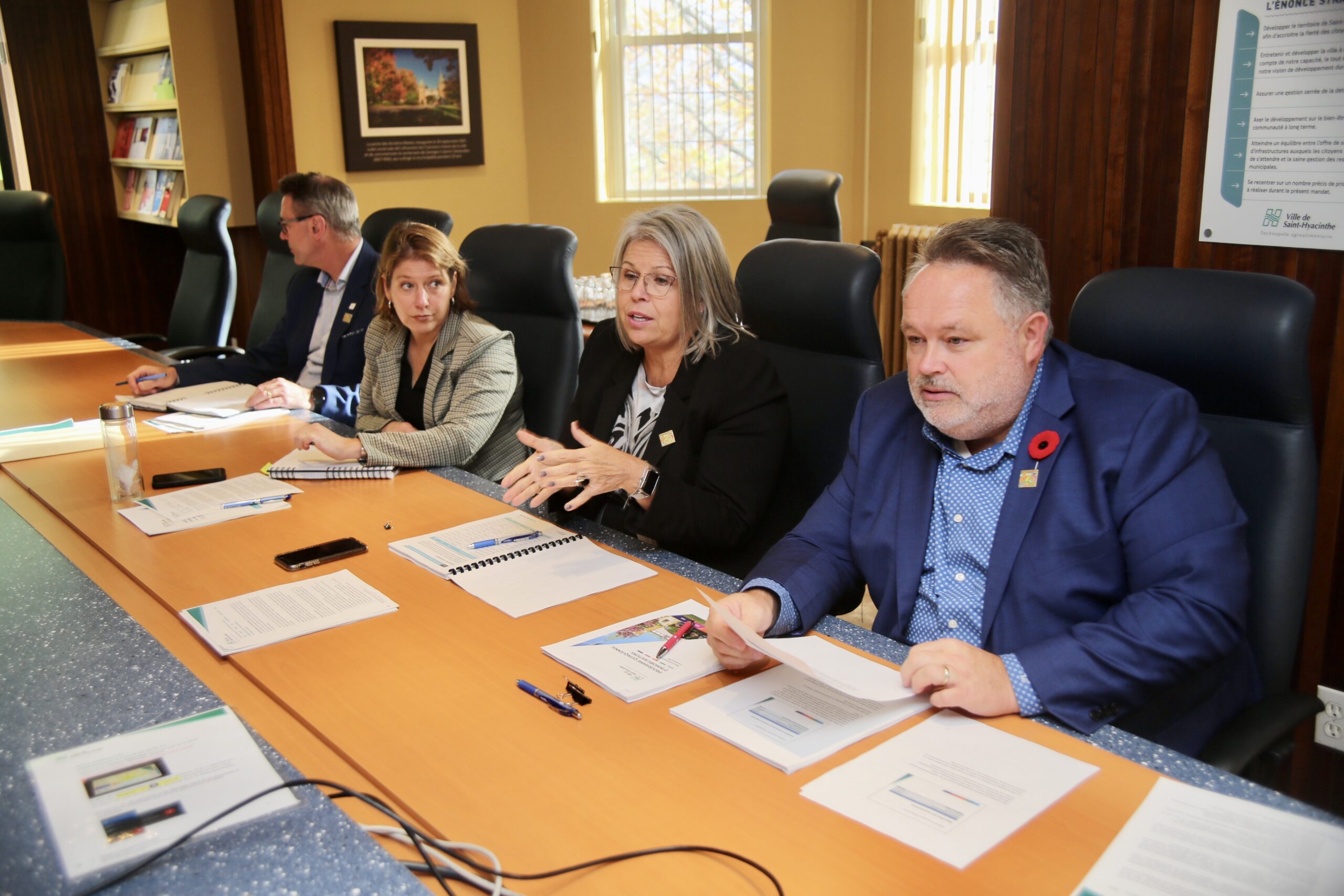 Les directeurs généraux adjoints, Charles Laliberté et Brigitte Massé, la directrice générale, Chantal Frigon, et le maire de Saint-Hyacinthe, André Beauregard, ont dévoilé les investissements d’immobilisations des prochaines années. Photo Robert Gosselin | Le Courrier ©