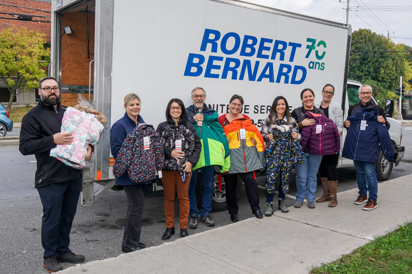 L’entreprise Point S Robert Bernard a remis 150 habits de neige à des enfants de la région. Photo François Larivière | Le Courrier ©