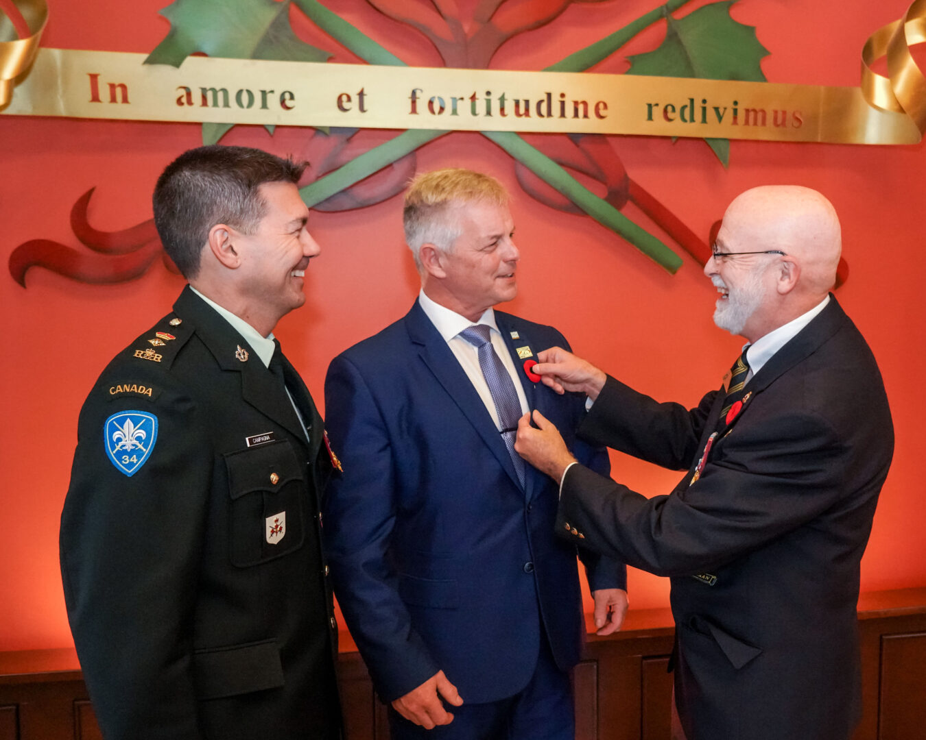 De gauche à droite, le lieutenant-colonel Sébastien Campagna, CD, Pierre Thériault, maire suppléant et conseiller du district Yamaska, et Tancrède Bérubé, président de la Légion royale canadienne filiale no 2 de Saint-Hyacinthe. Photo François Larivière | Le Courrier ©