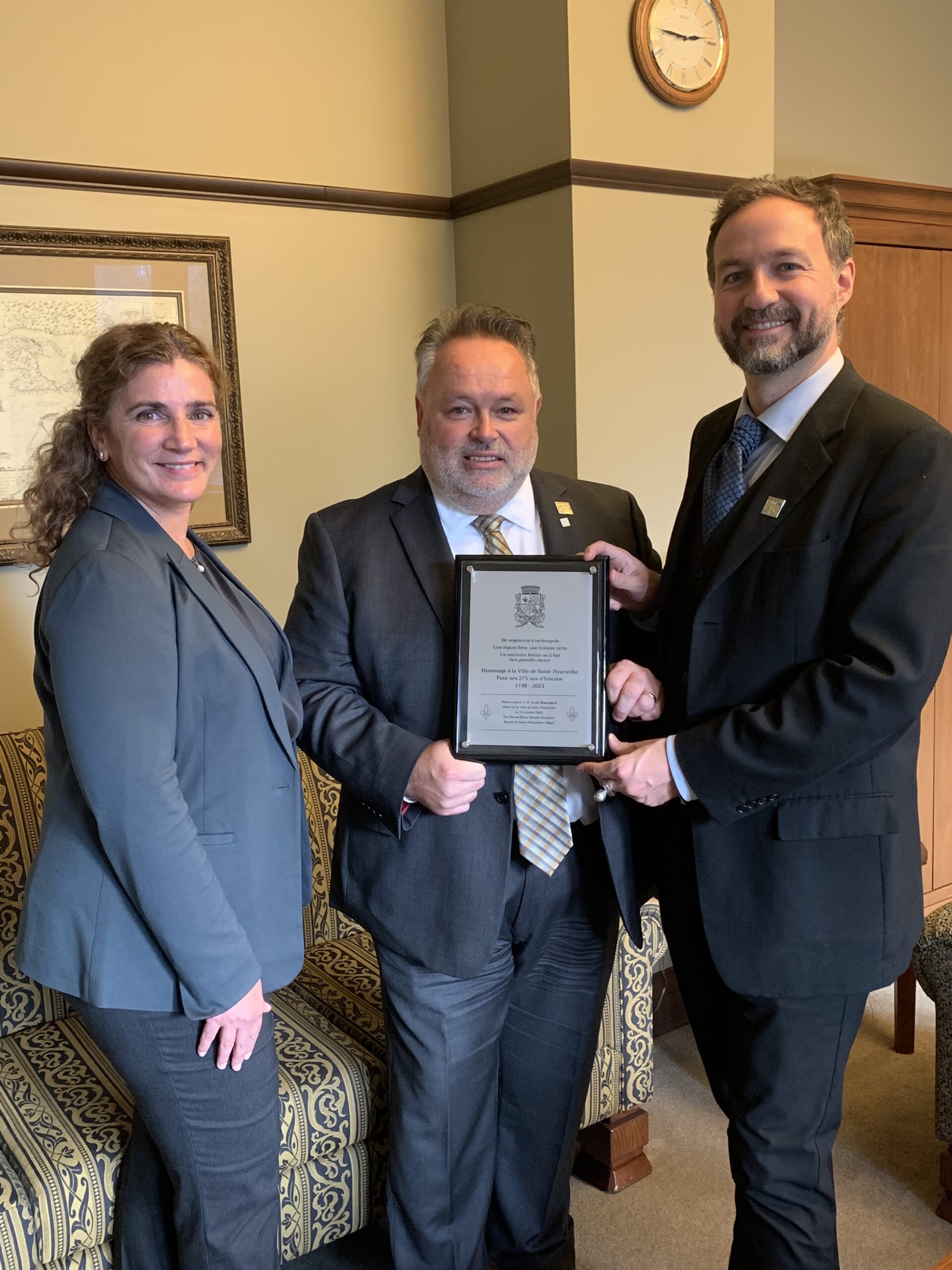 Le député de Saint-Hyacinthe–Bagot, Simon-Pierre Savard-Tremblay (à droite) a remis une plaque honorifique au maire de Saint-Hyacinthe, André Beauregard, et à la conseillère municipale Mélanie Bédard à l’occasion du 275e de la Ville, le 20 octobre, à son bureau du Parlement. Photo gracieuseté