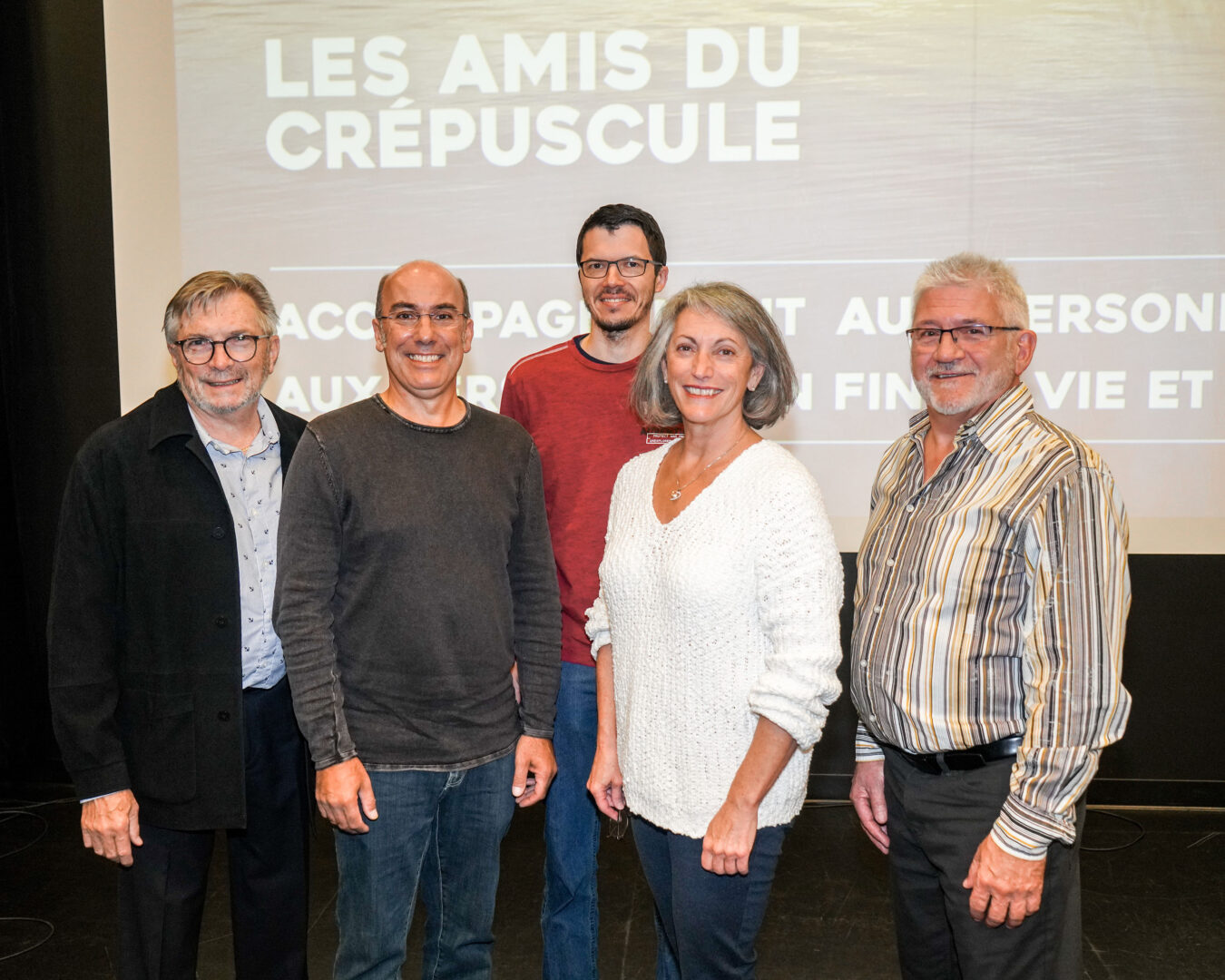 Alain Pelletier, directeur général des Amis du crépuscule, François Lortie et Sylvie Bessette, cofondateurs de l’organisme, Sylvain Savoie (à l’arrière), bénéficiaire des services de l’organisme de deuil, et Gilles Deslauriers, psychothérapeute et psychoéducateur. Photo François Larivière | Le Courrier ©