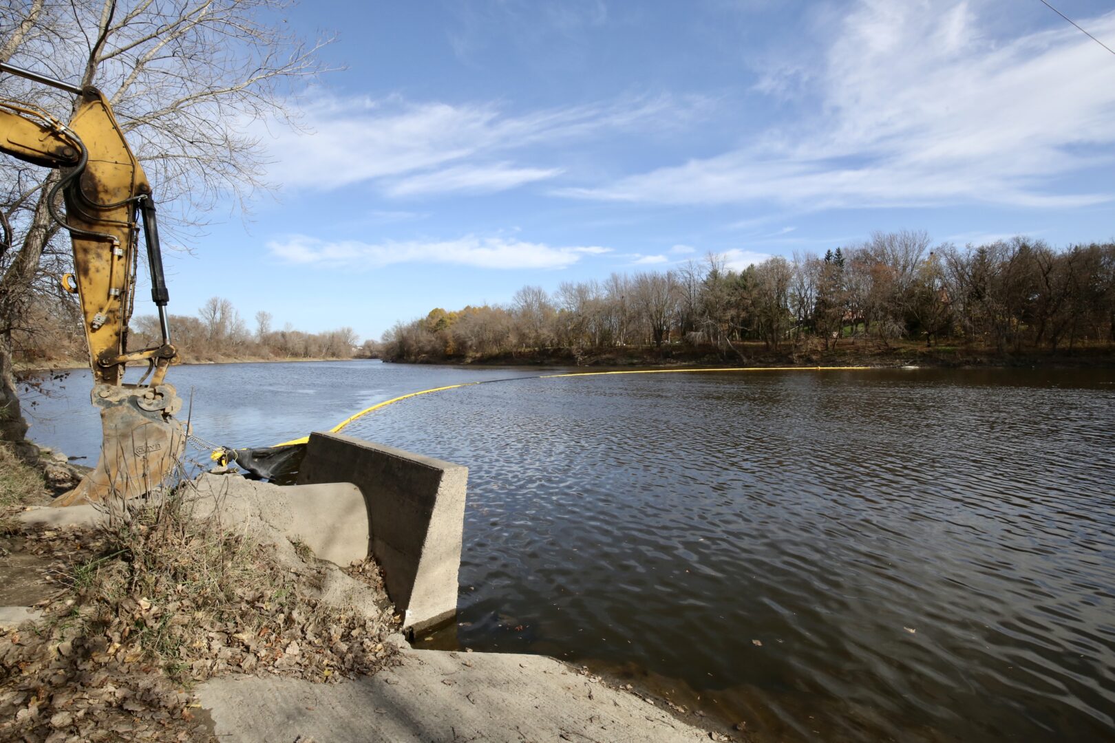 Afin de diminuer les impacts du grand déversement en novembre 2022, la Ville de Saint-Hyacinthe avait installé deux rideaux de turbidité pour attraper les matières solides. Photothèque | Le Courrier ©