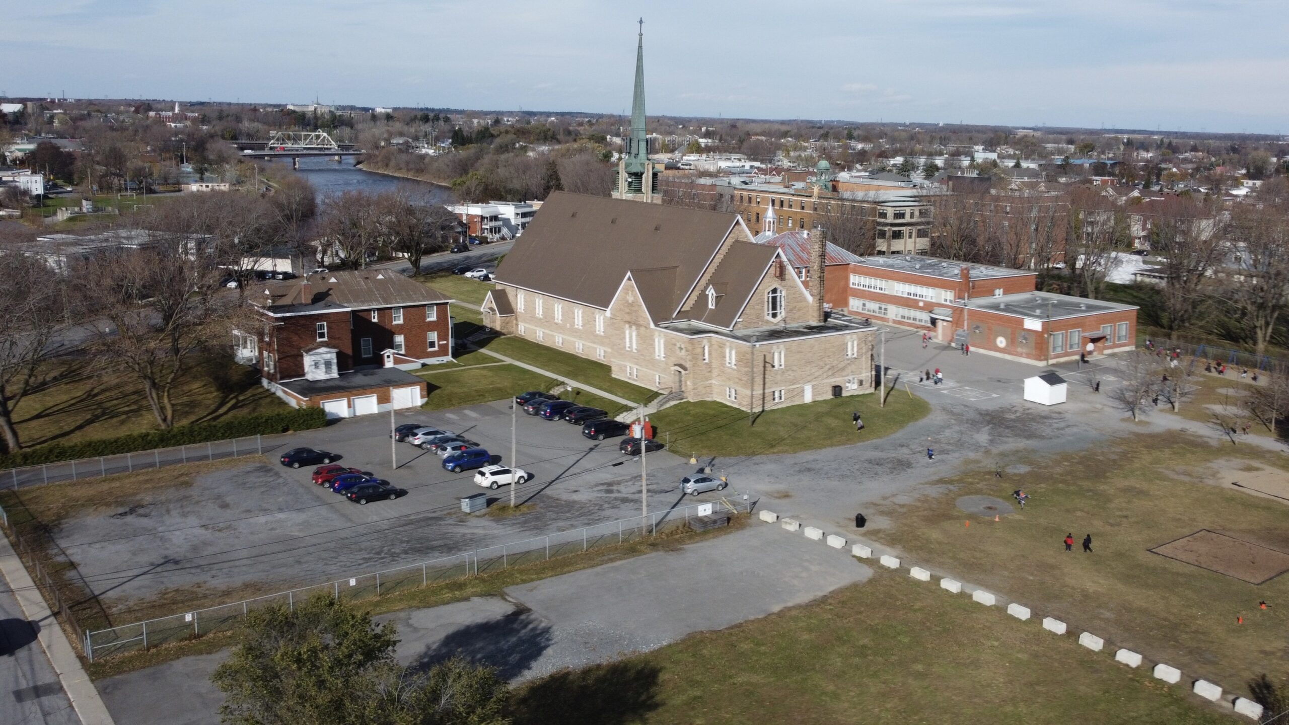 L’église Saint-Joseph et son presbytère seront démolis pour construire une nouvelle école primaire. L’école des Passereaux, située sur le terrain adjacent, sera aussi démolie et reconstruite éventuellement. Photo Robert Gosselin | Le Courrier ©