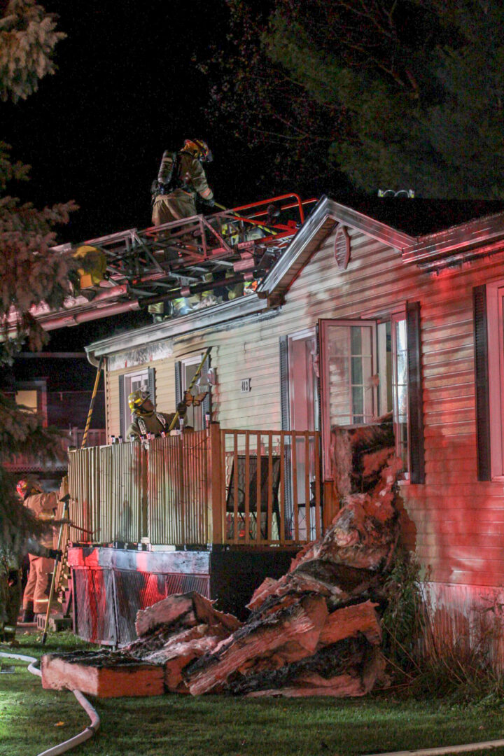 Un incendie a lourdement endommagé une résidence de Saint-Dominique, le 1er novembre, en soirée. Photo Adam Bolestridge | Le Courrier ©