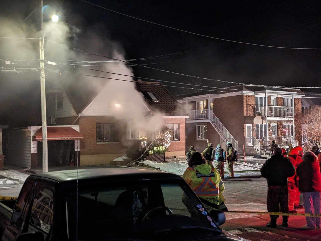 Un incendie a également fait rage dans une résidence de la rue Nolin.
Photo Adam Bolestridge | Le Courrier ©