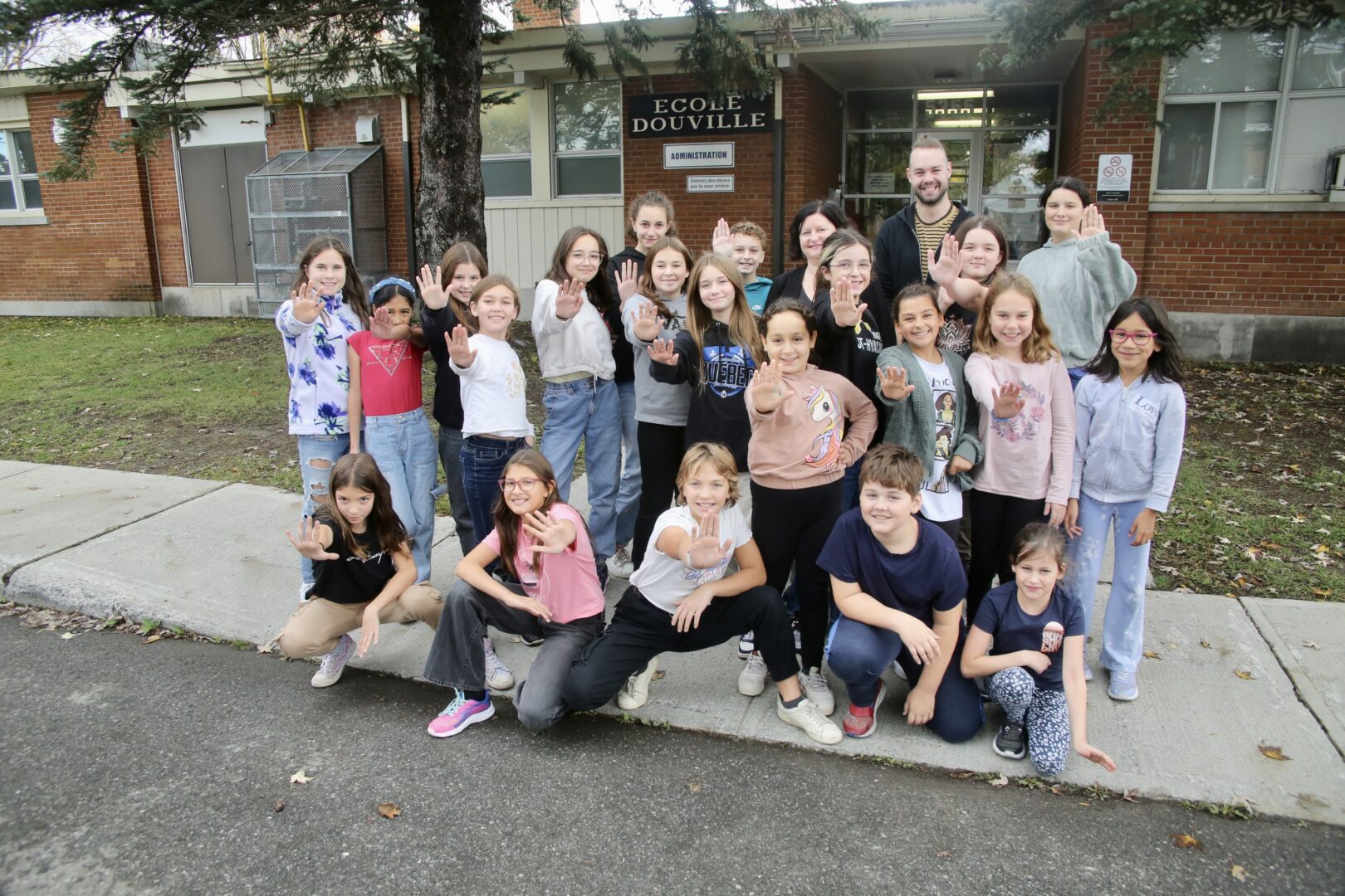 Des élèves de l’école Douville avec leur directrice, Stéphanie Ruel, et leur enseignant de musique,
Evans Gaudet, invitent les automobilistes à ralentir dans le secteur, dans une vidéo dynamique.
Photo Robert Gosselin | Le Courrier ©