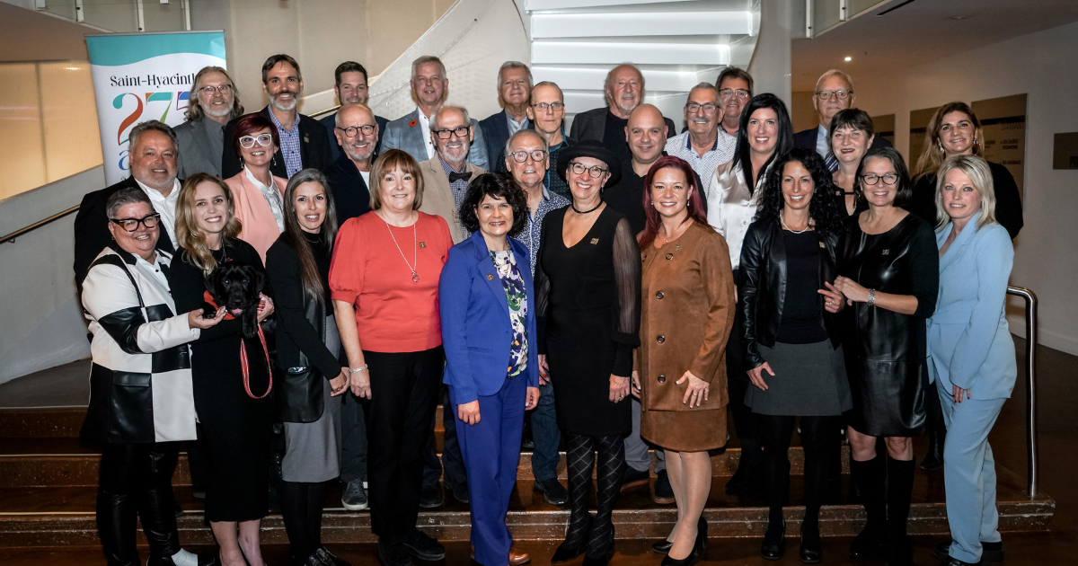 De gauche à droite, première rangée : Annie Pelletier, Élisabeth Plouffe, Emmanuelle Provost, Manon Courchesne, Nathalie Allard, Louise Soly, Maryse Dubé, Nadia Rivard, Kim Richer, Linda Couture. Deuxième rangée : André Beauregard, Marie-Ève Benjamin, Pierre Rhéaume, Michel Lauzon, Carol Barbeau, Nicolas Caron, Marie-Lou Bonin, Jocelyne Racicot, Mélanie Bédard. Troisième rangée : Jeannot Caron, David Bousquet, David-Olivier Huard, Pierre Thériault, Bernard Barré, André Hémond, Donald Côté, André Gilbert, André Arpin, Guylain Coulombe. Photo gracieuseté�